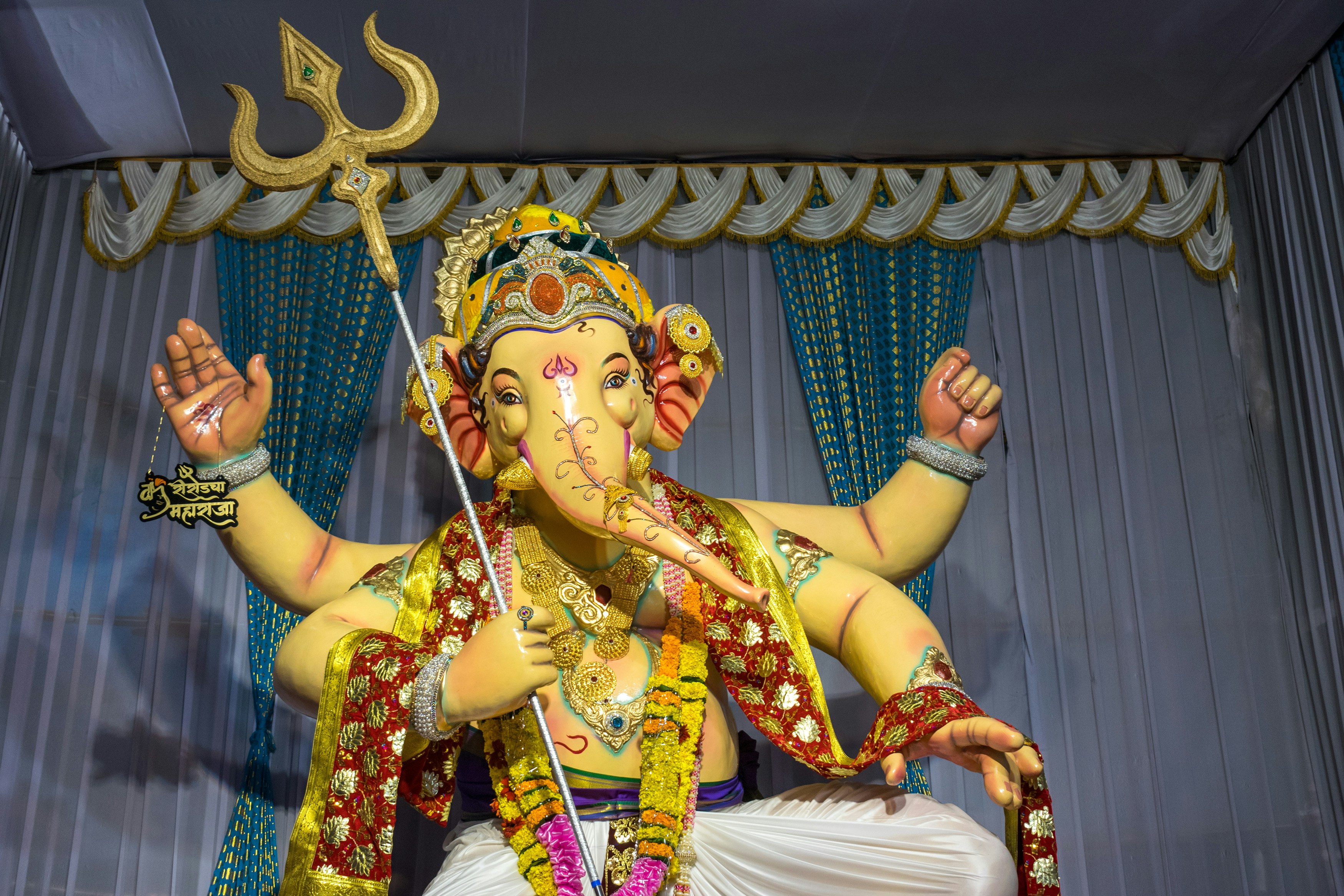 Uma estátua da divindade hindu Ganesha segurando um tridente.