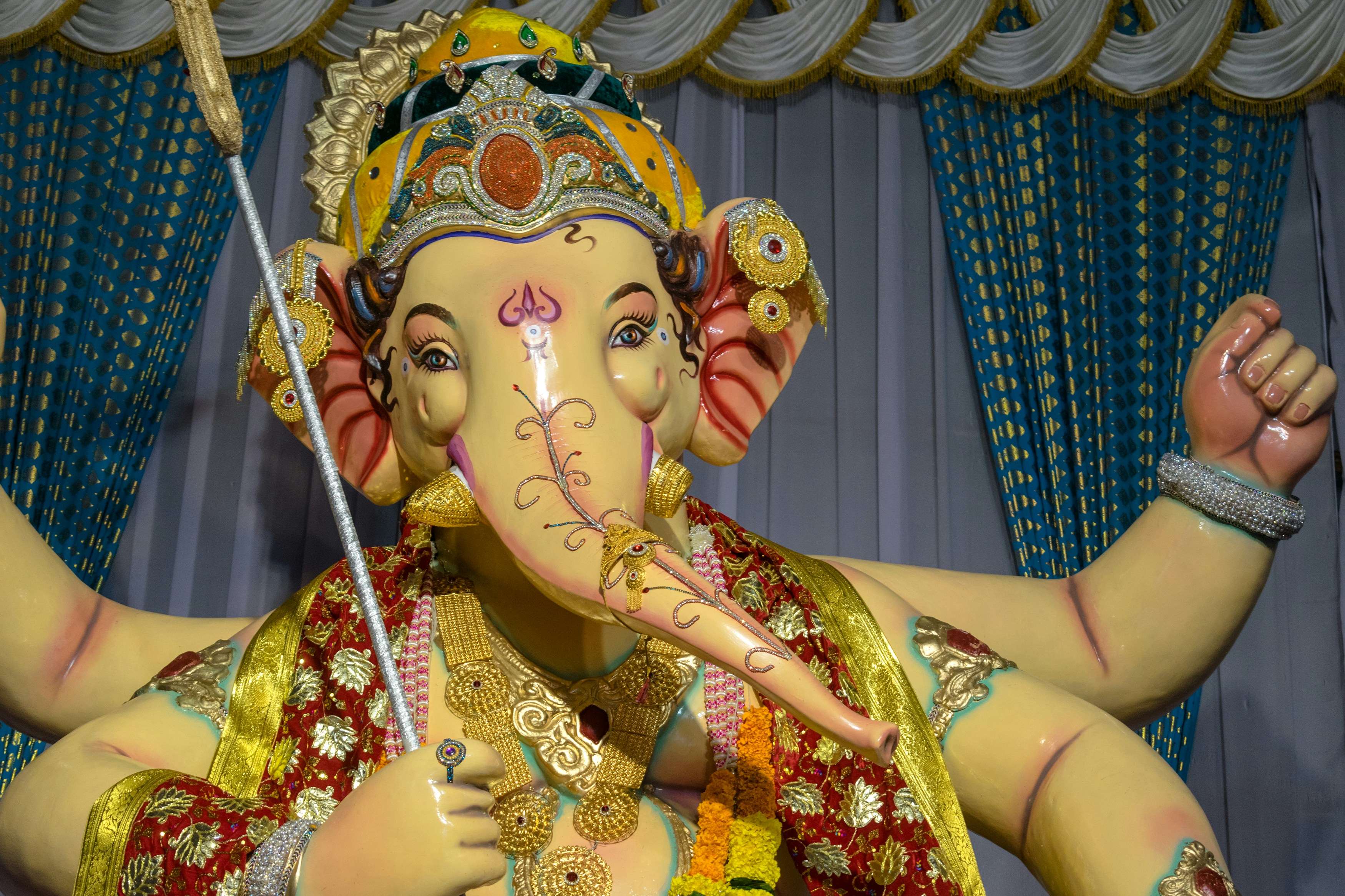 Ídolo ricamente decorado do senhor Ganesha com múltiplos braços
