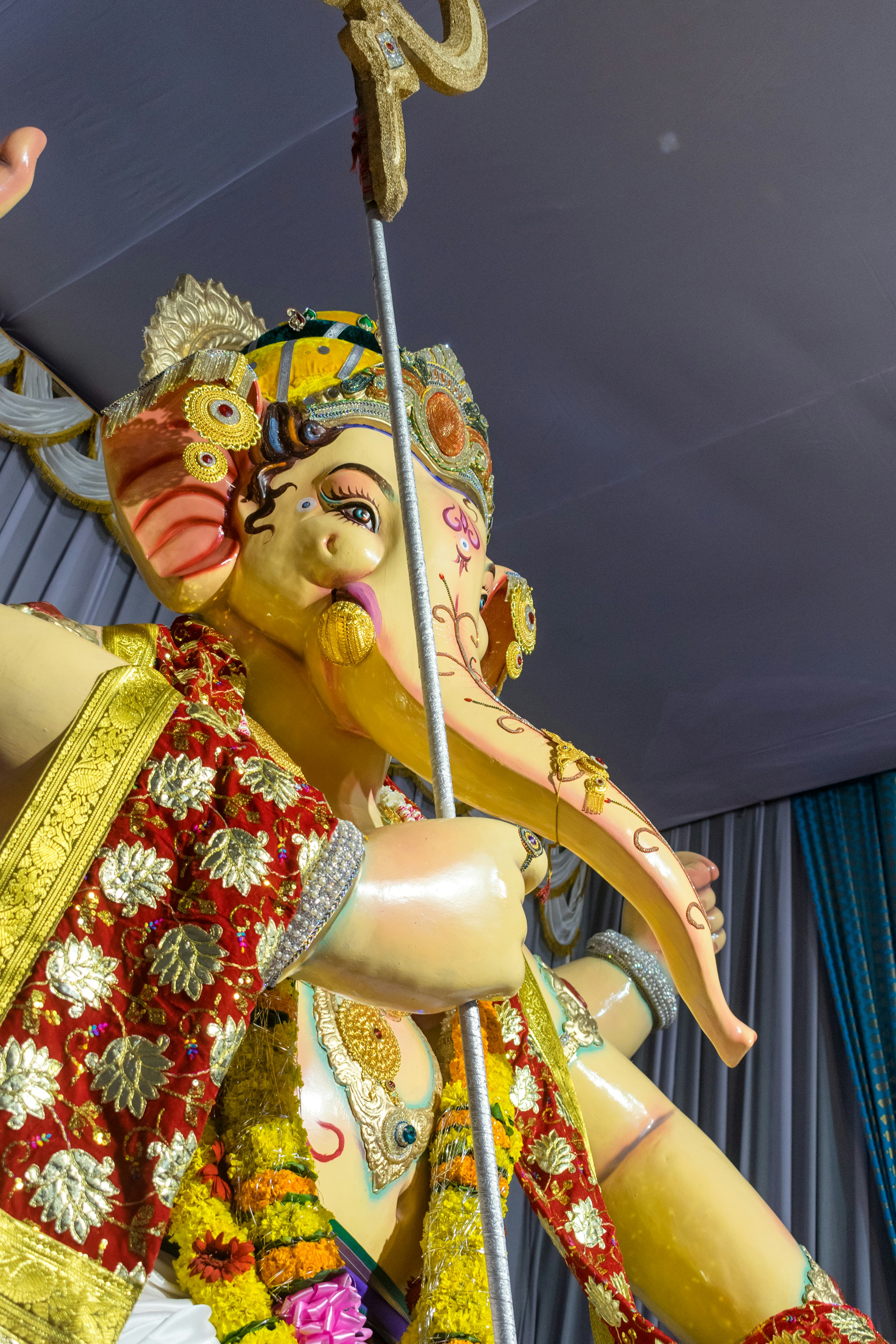 Uma grande estátua da divindade hindu Ganesha