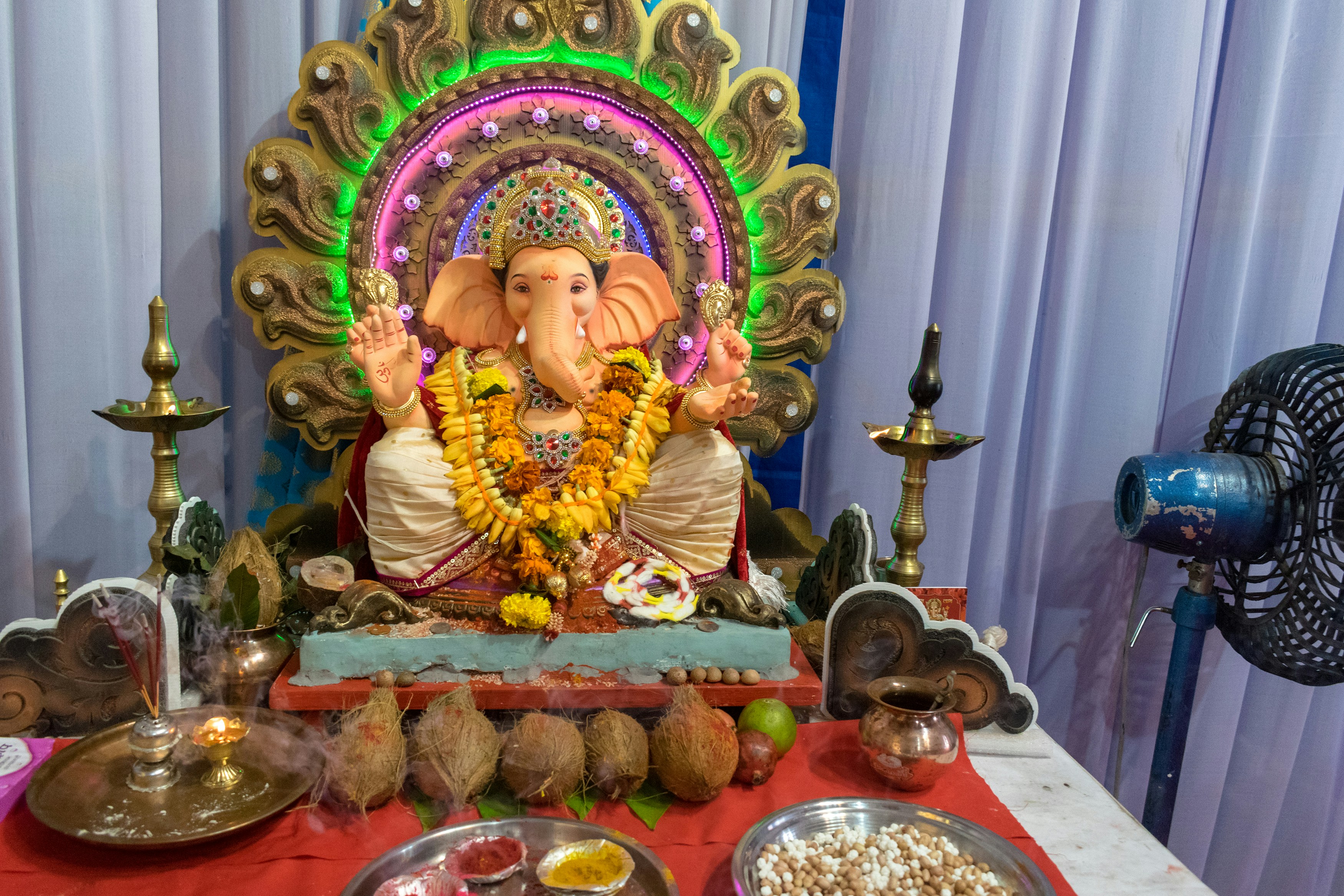Estátua de Ganesha decorada com flores e oferendas