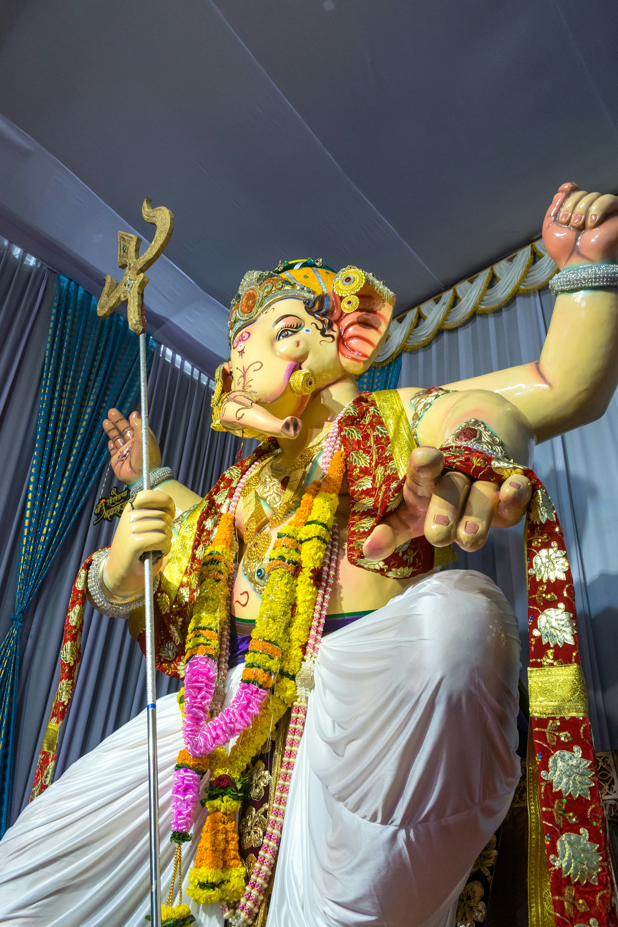 Uma estátua do senhor Ganesha adornada com guirlandas