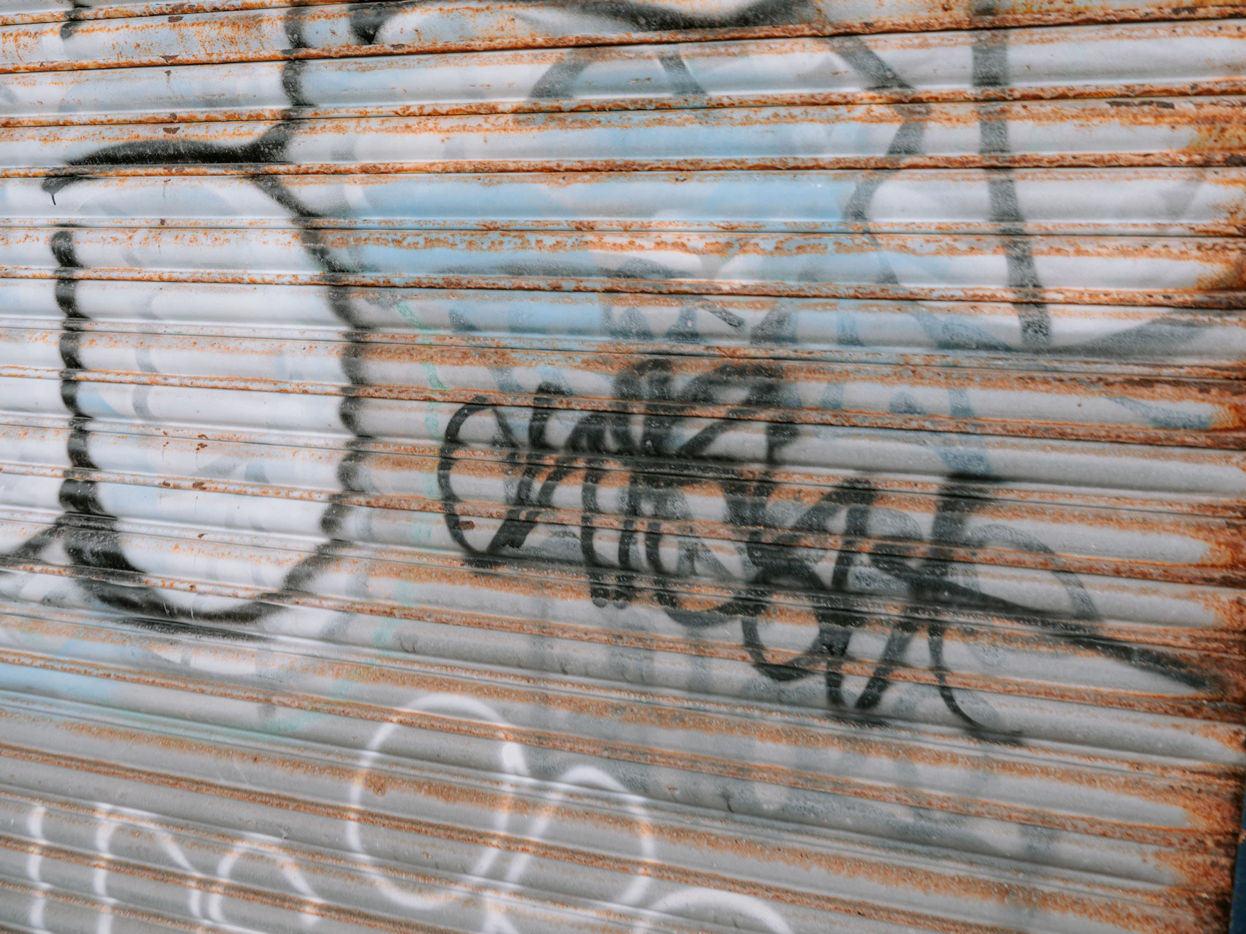 Graffiti sur un rideau métallique en contexte urbain