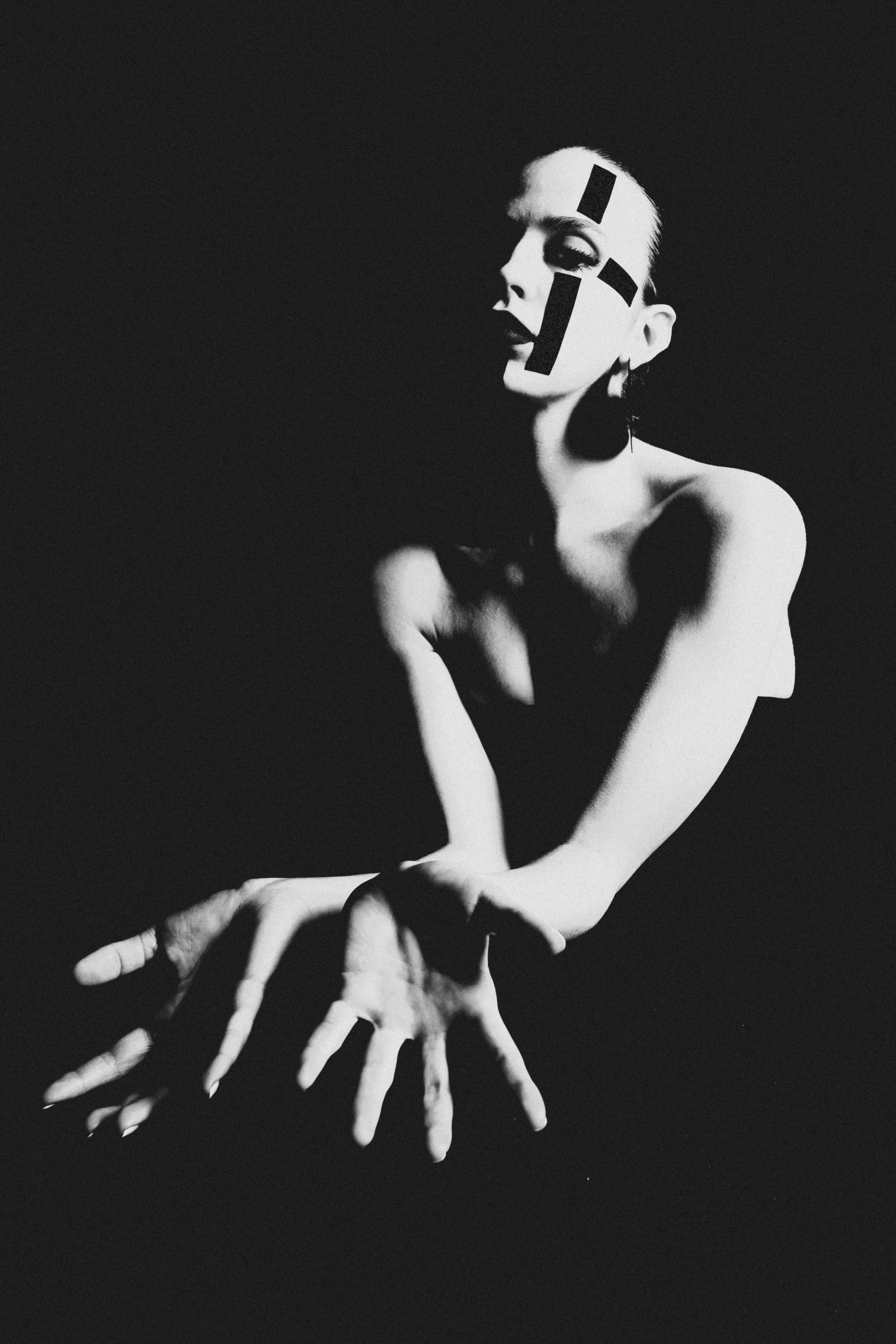 Eine Person mit auffälliger schwarz-weißer Gesichtsbemalung.