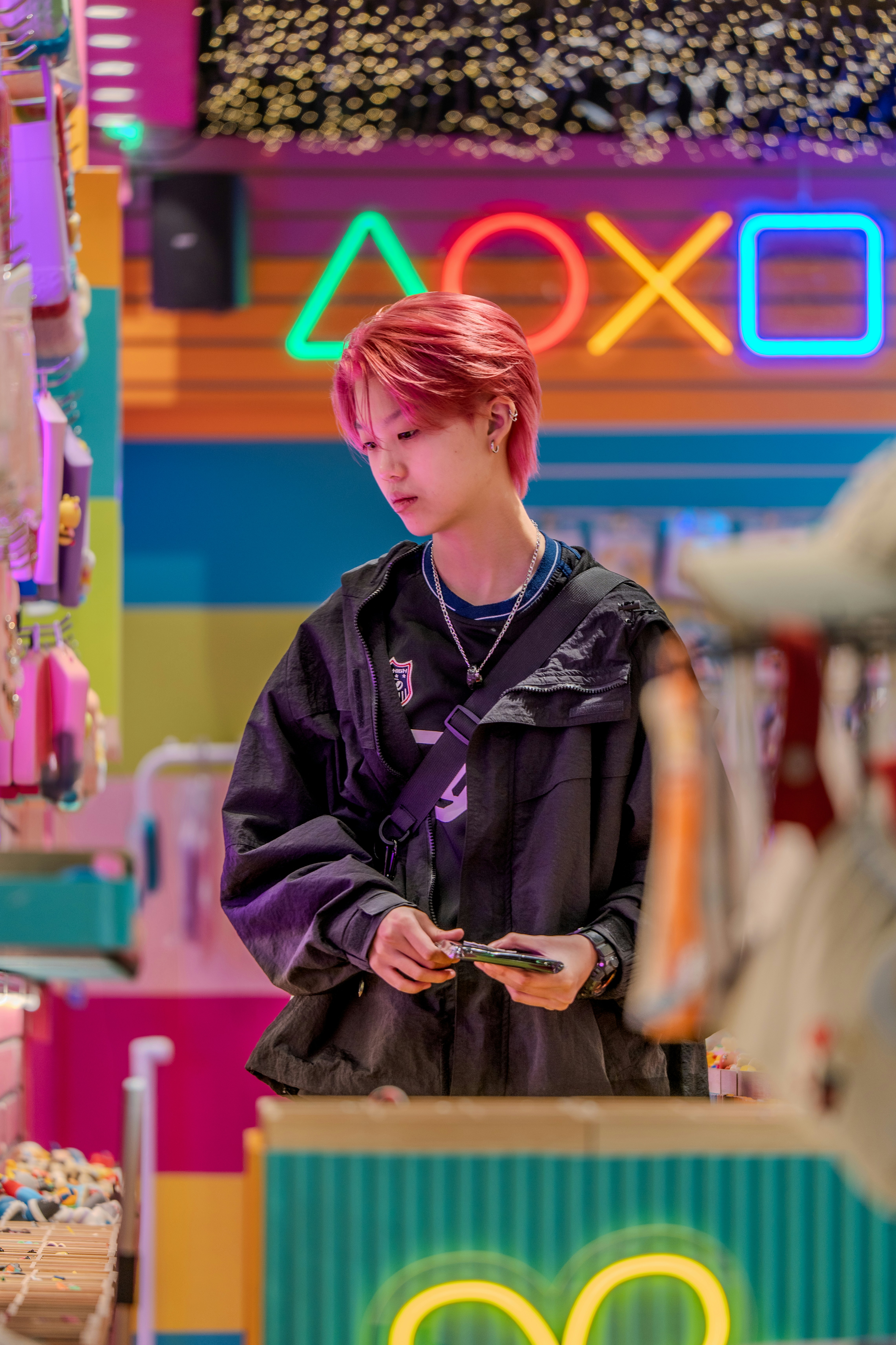 Jeune homme aux cheveux roses dans un magasin