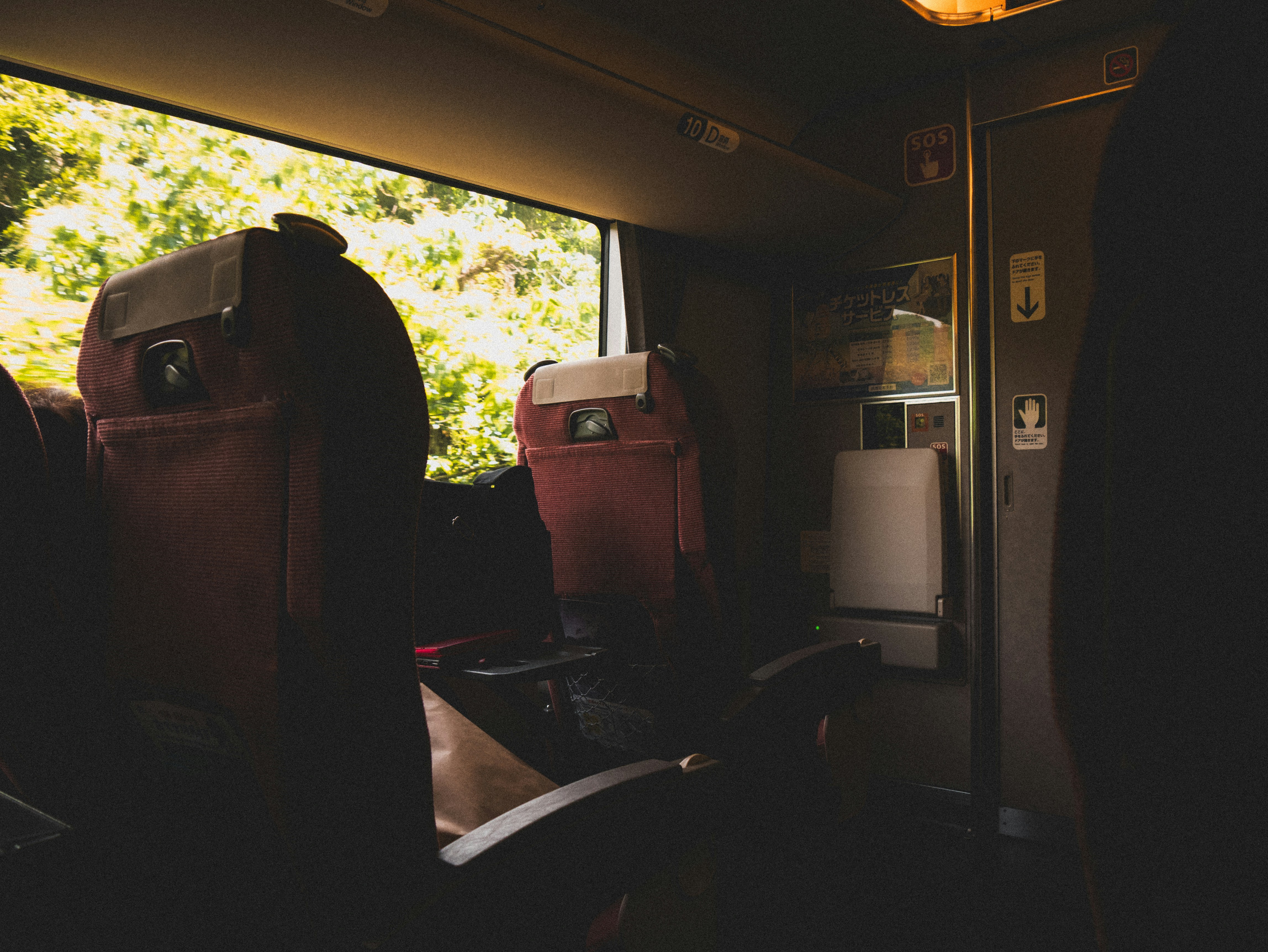 Wnętrze komfortowego autokaru z fotelami biznesowymi