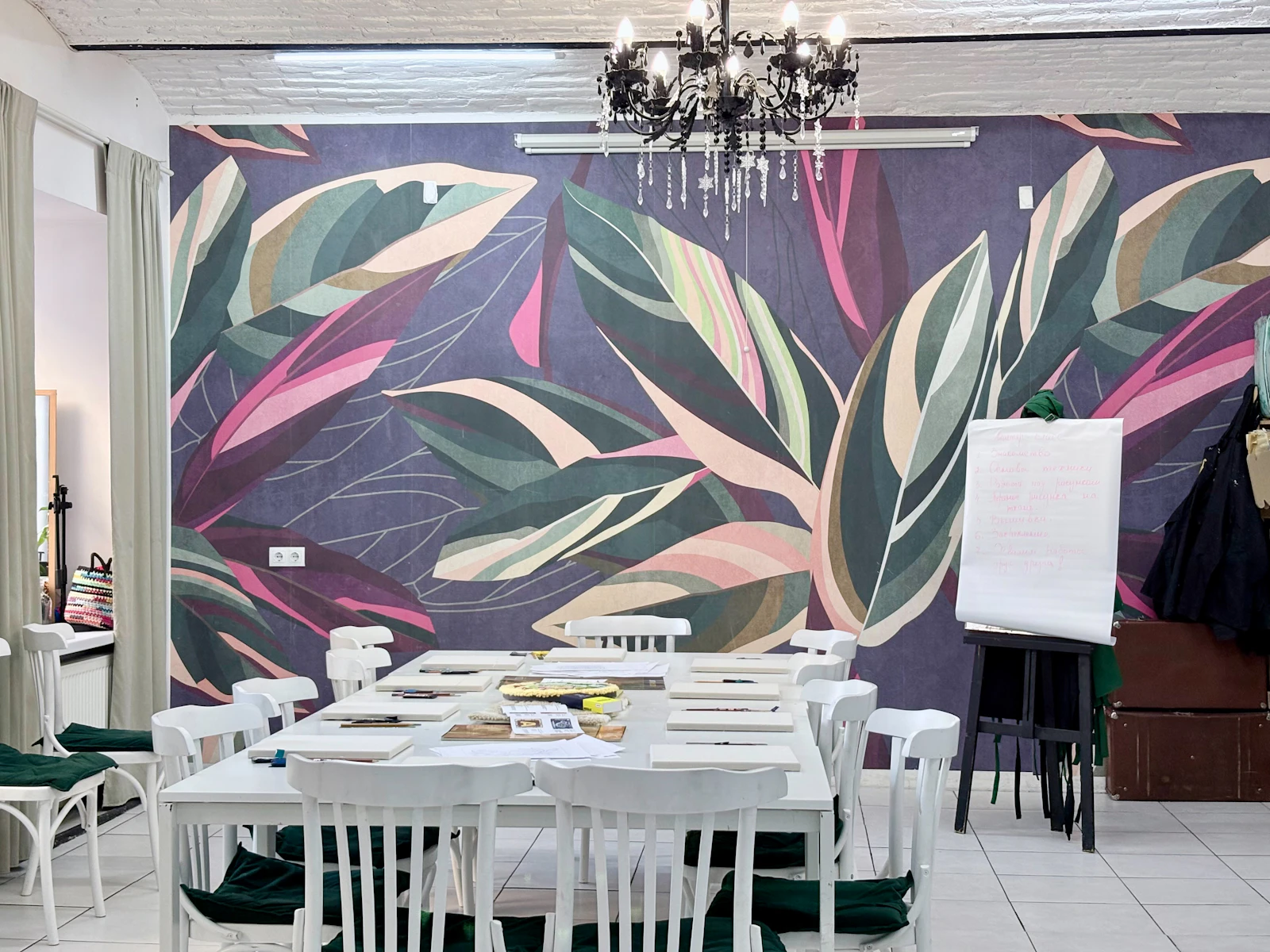 Esszimmer mit großer floraler Mustertapete und Kronleuchter