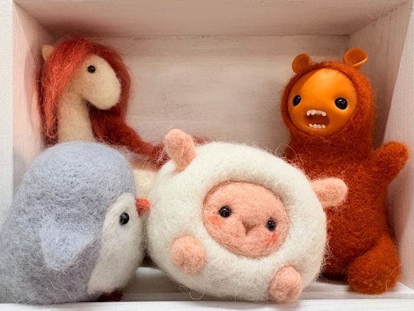棚に並ぶ羊毛フェルトの小さな動物作品（イメージ）