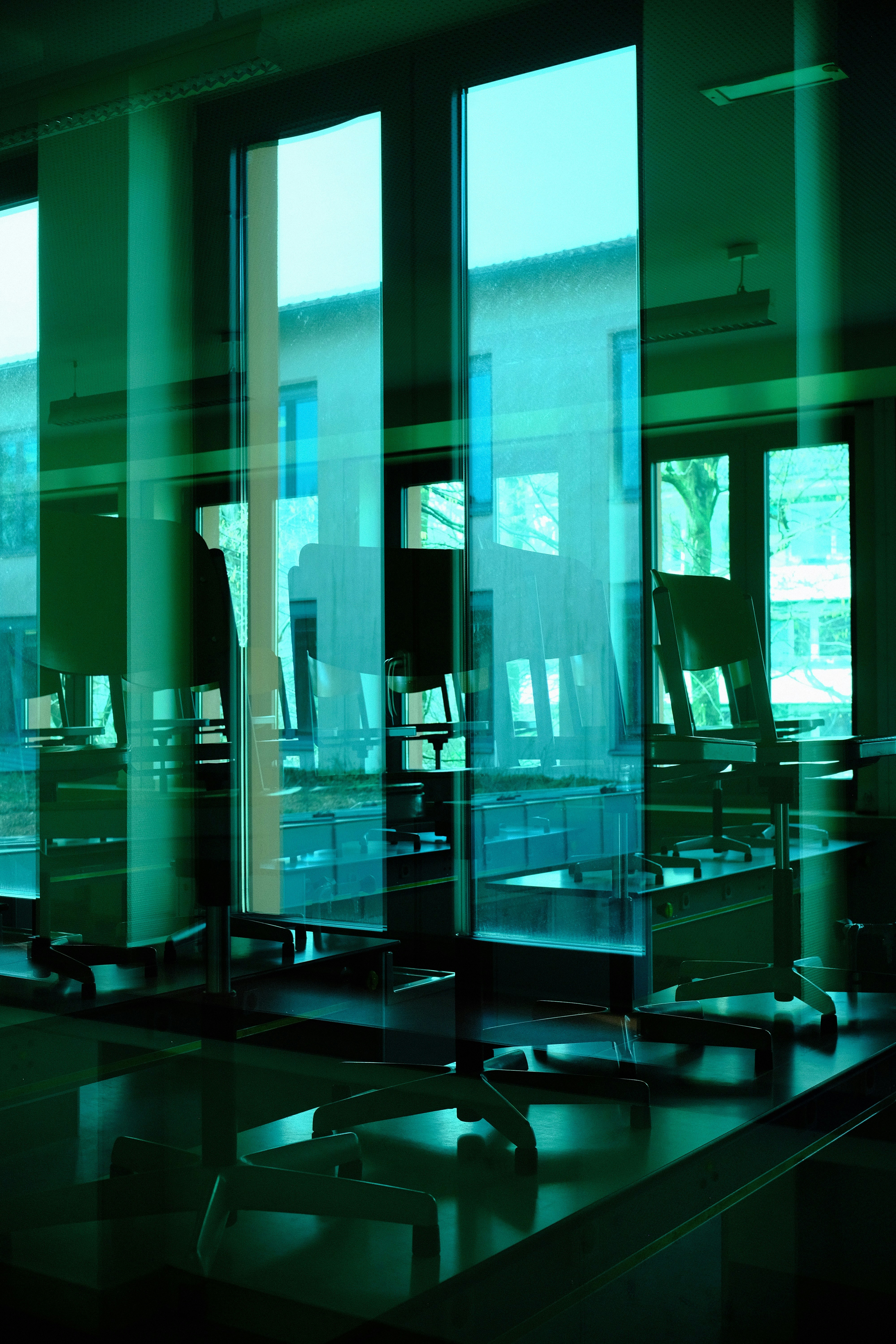 modern classroom, wallpaper, Ruang GTK: Definisi, Fungsi, dan Manfaatnya 5