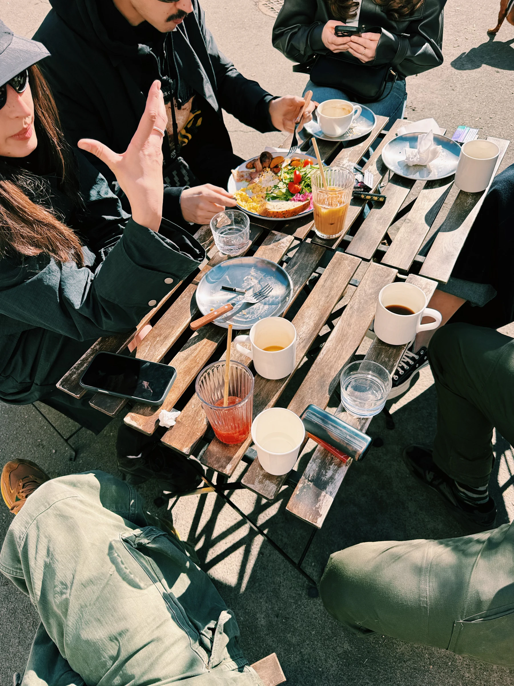 Amis partageant un brunch convivial autour d’une table
