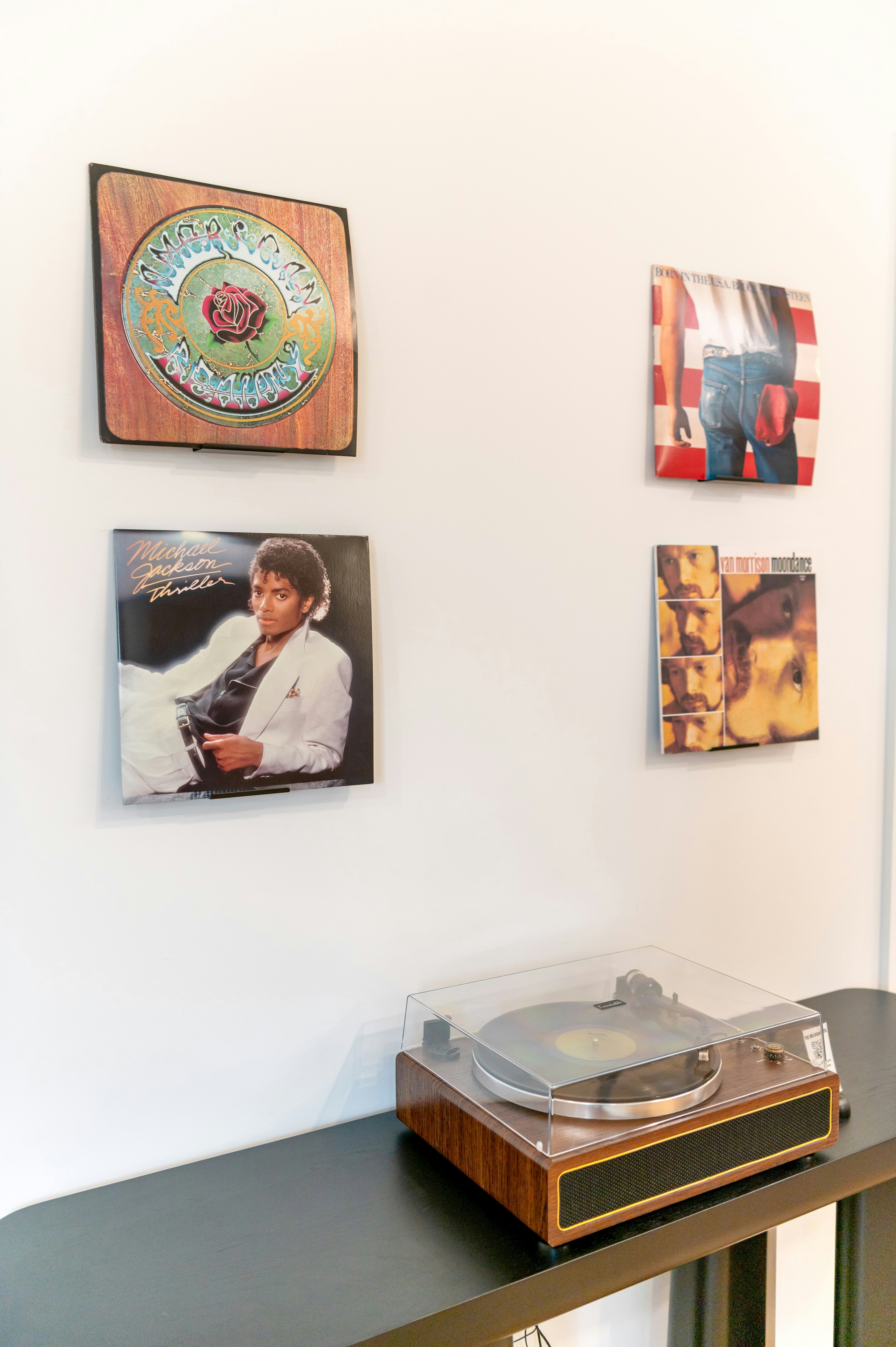 Tourne-disque avec pochette d’album au mur