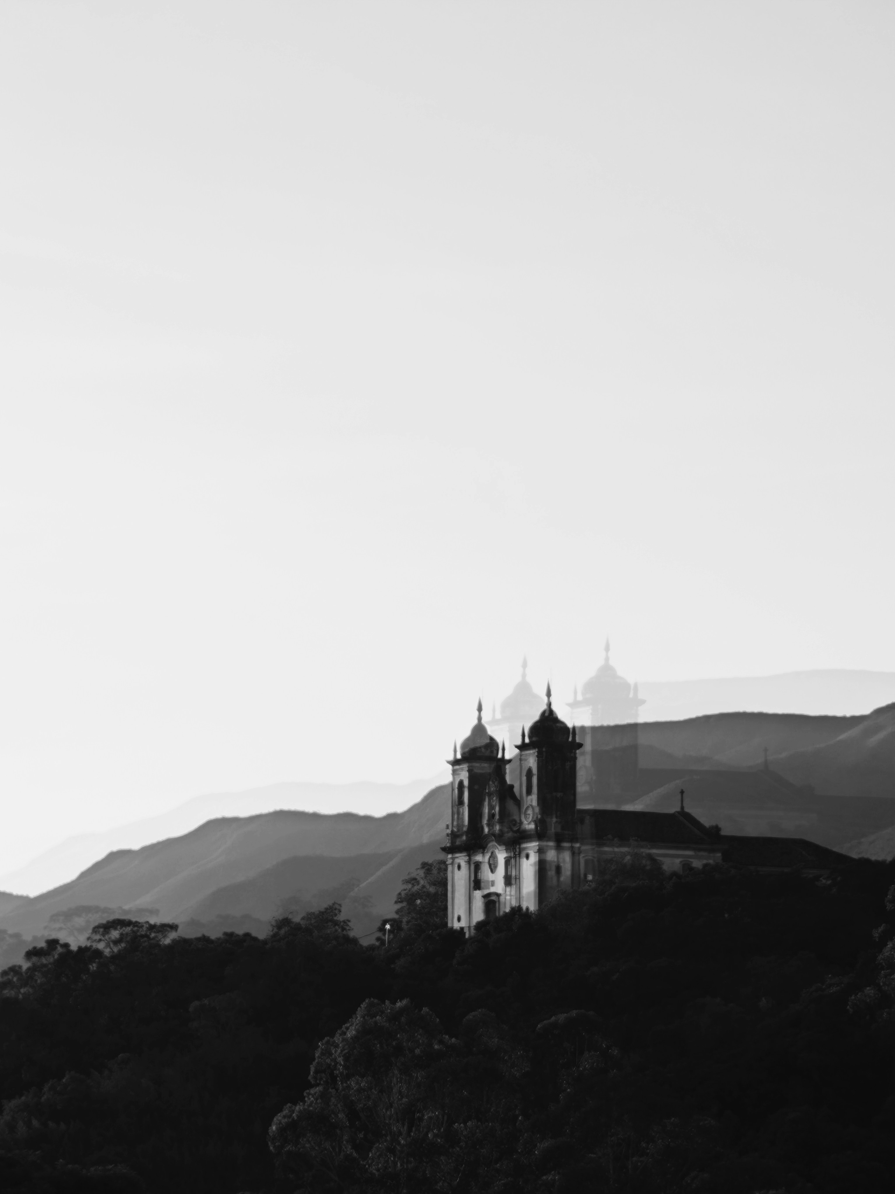 Edificio histórico de iglesia en una colina al atardecer