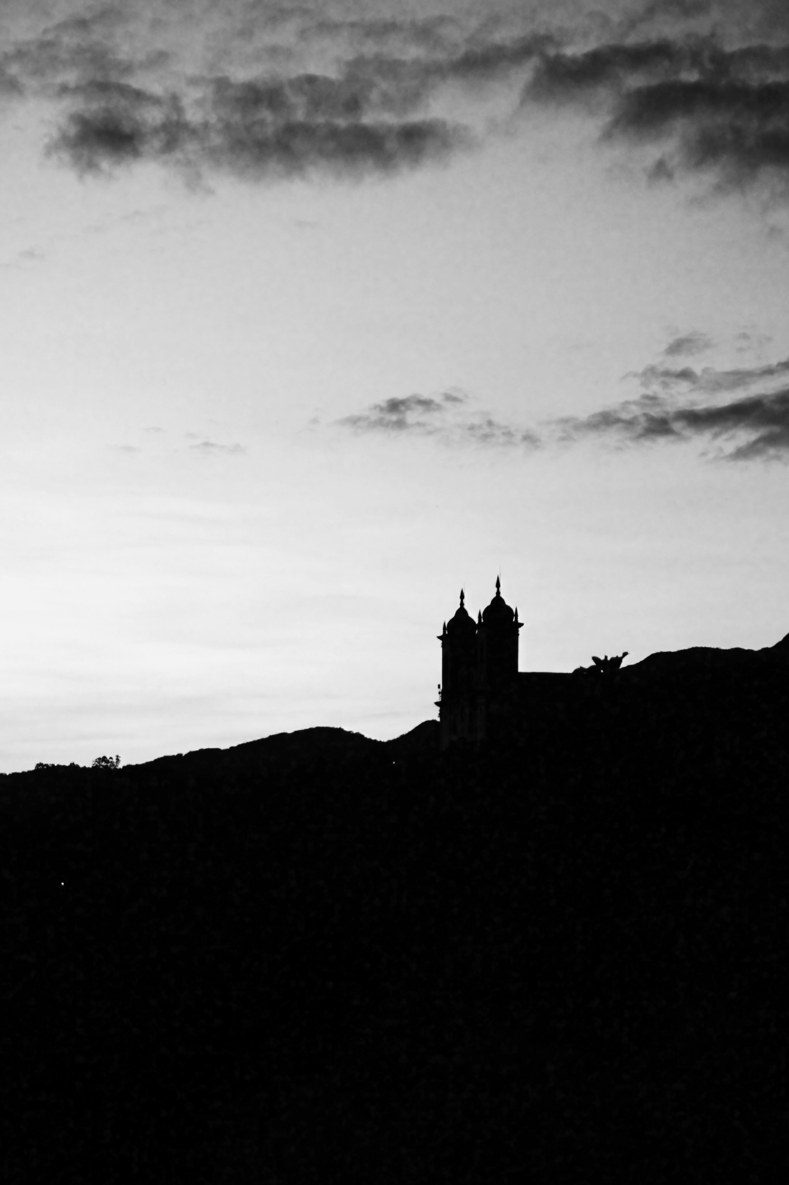 Silueta de una iglesia en una colina al anochecer
