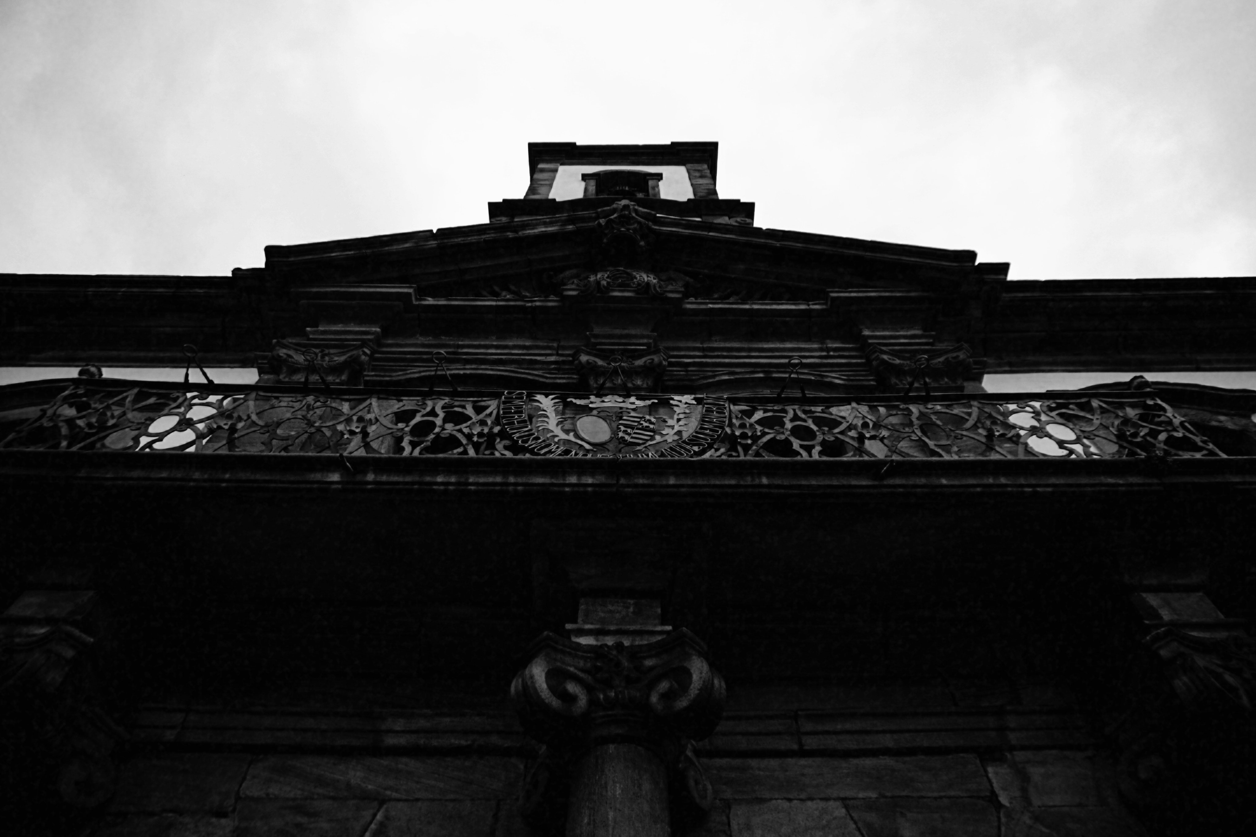 Vista en ángulo bajo de un detalle ornamentado de la fachada del edificio