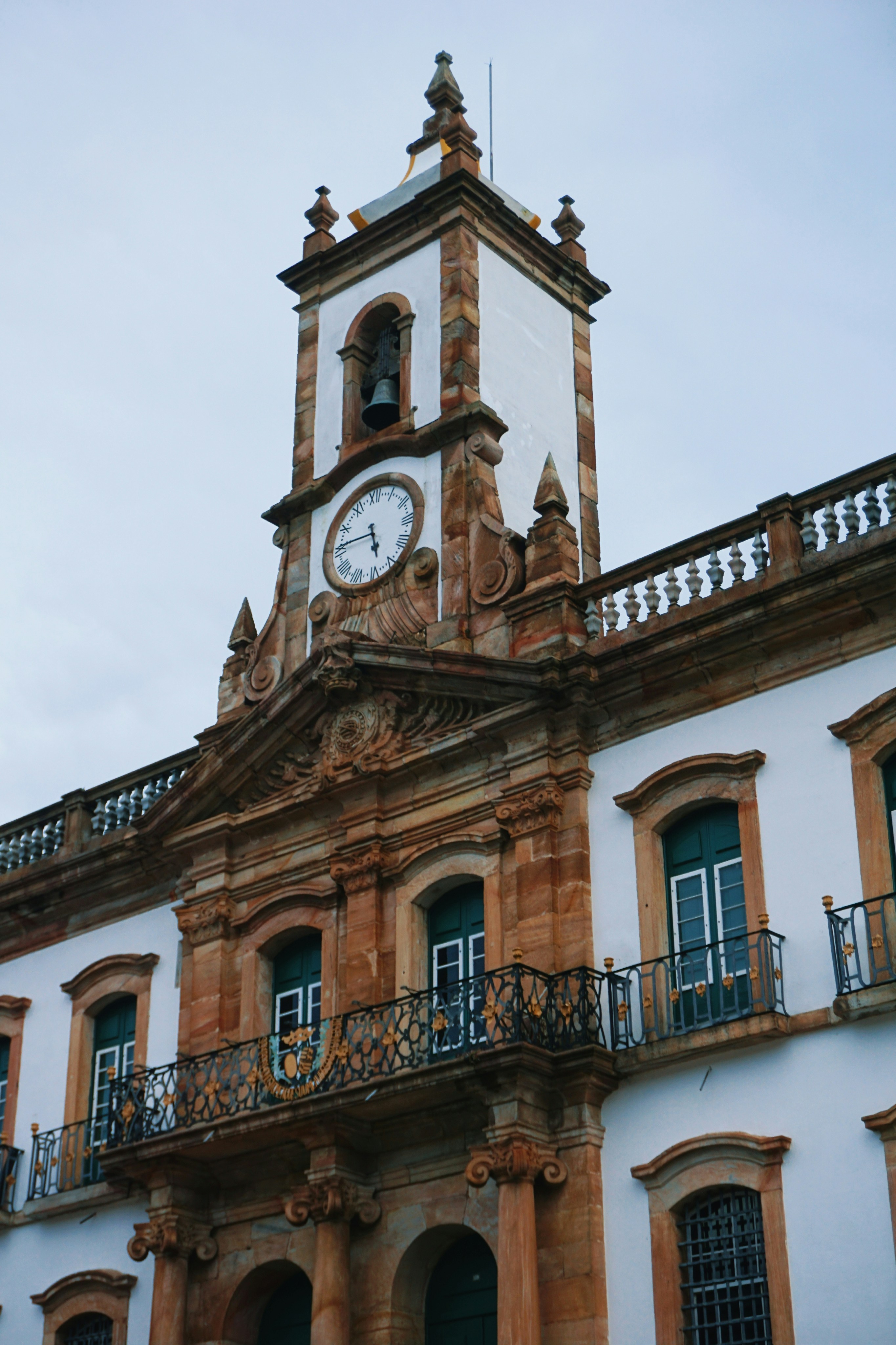 Edificio histórico con una torre de reloj prominente