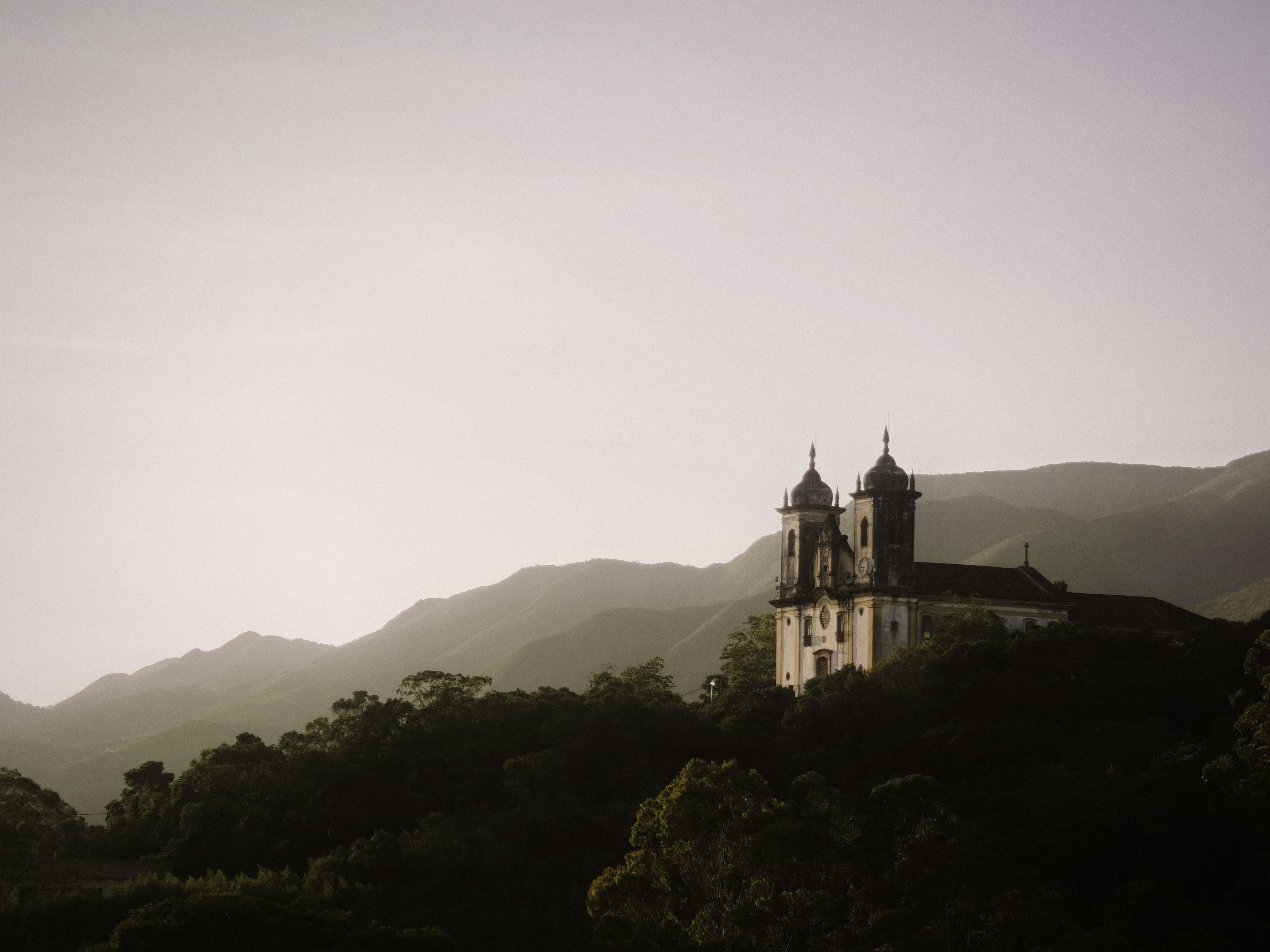 Iglesia histórica en un paisaje montañoso brumoso