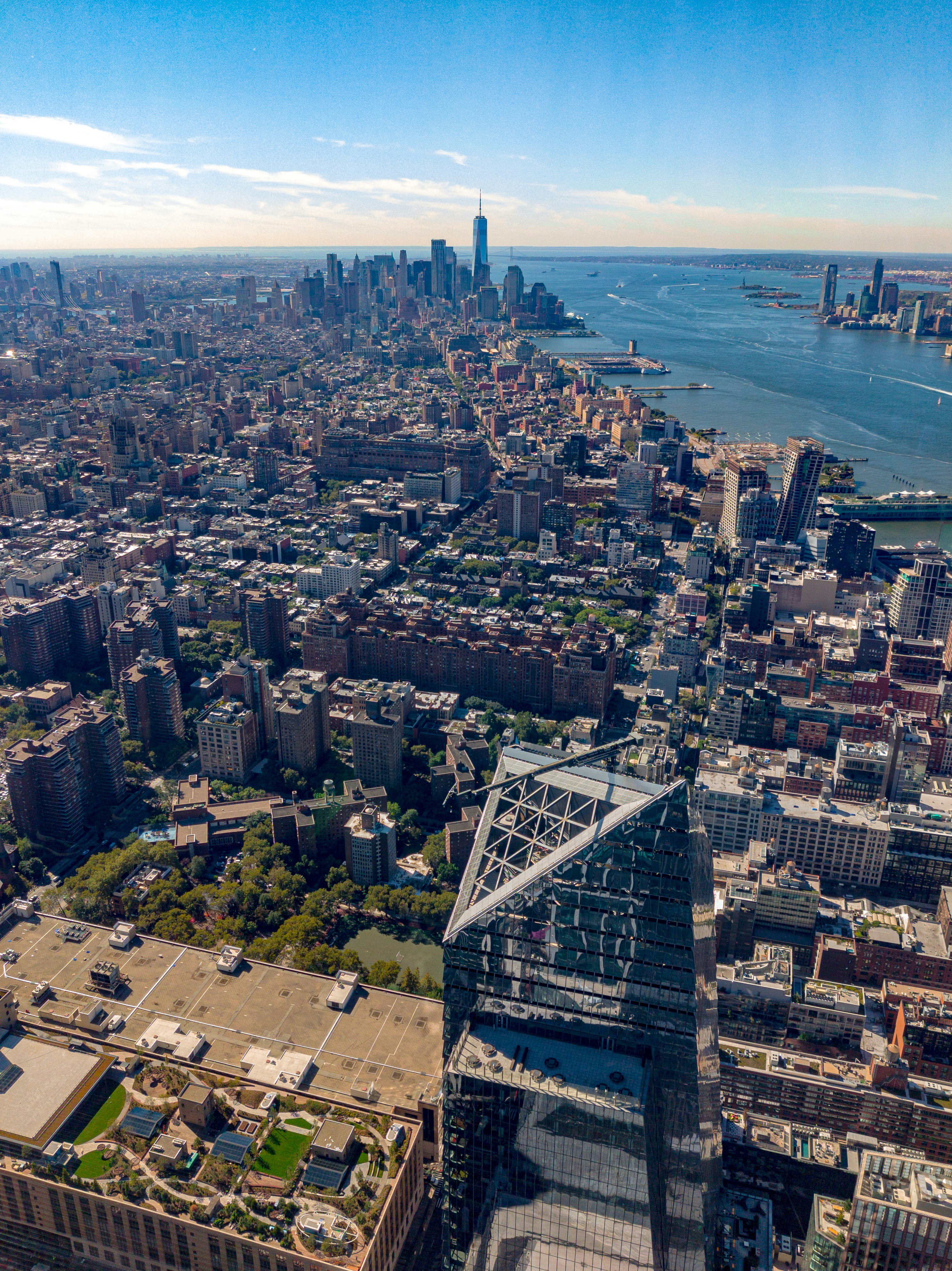 뉴욕시 스카이라인과 허드슨 강의 항공 사진.