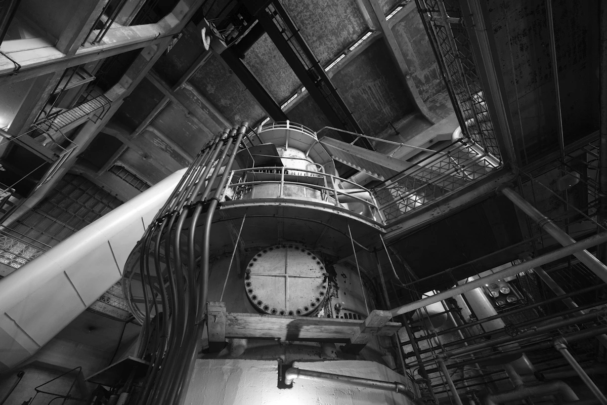 Technische installatie met leidingwerk en machines