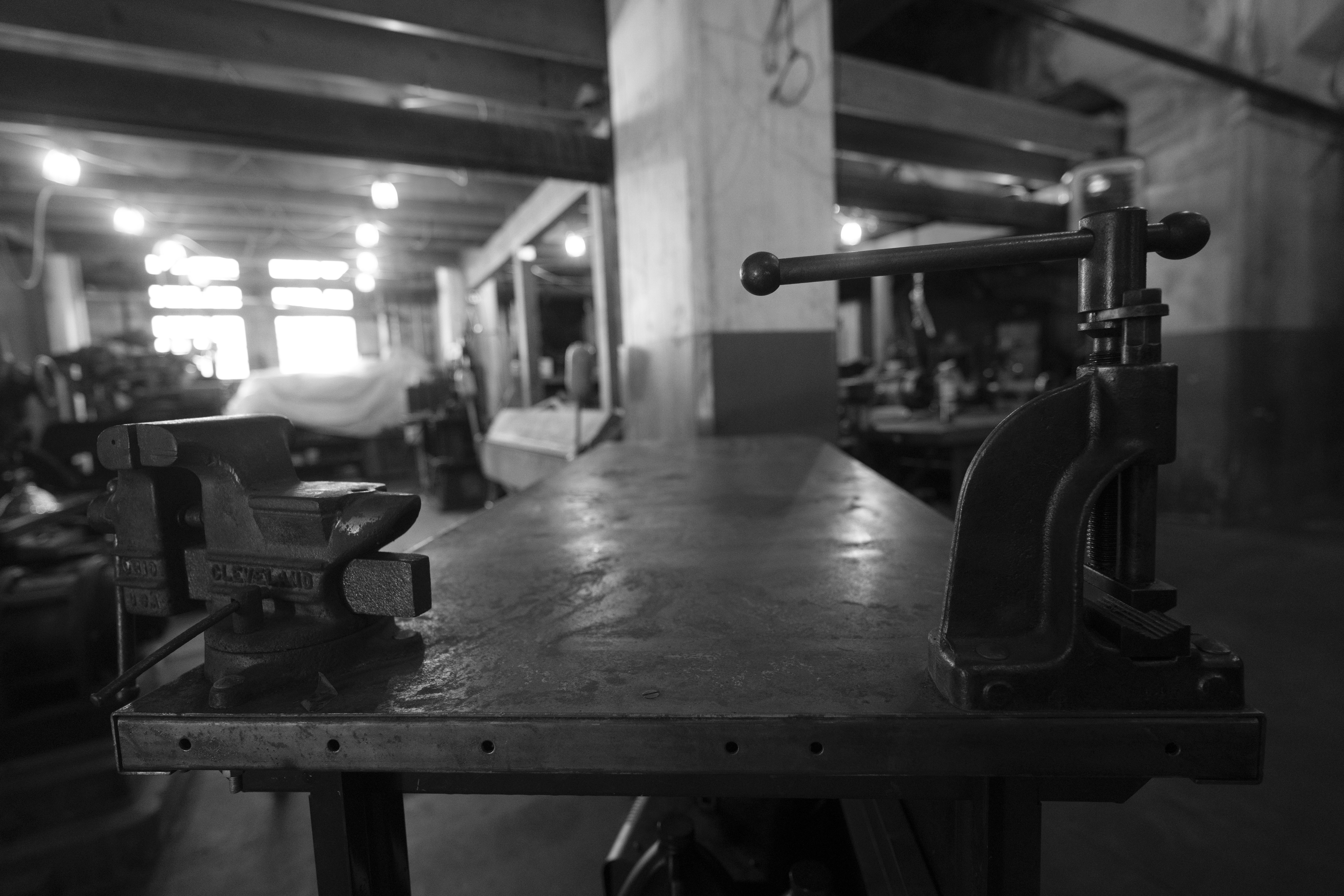 Établi vintage avec étaux dans un atelier