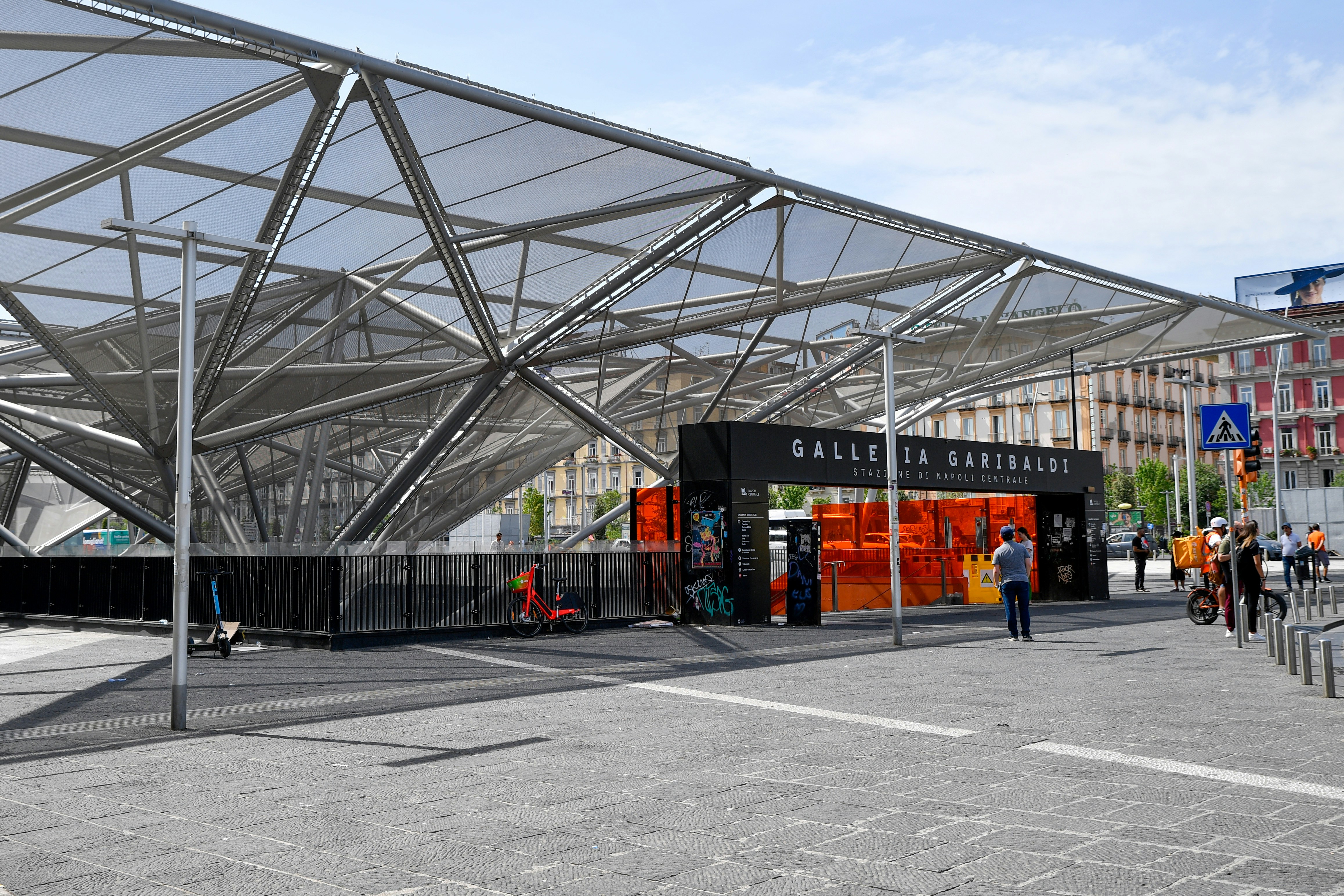 Struttura esterna moderna con design geometrico del tetto