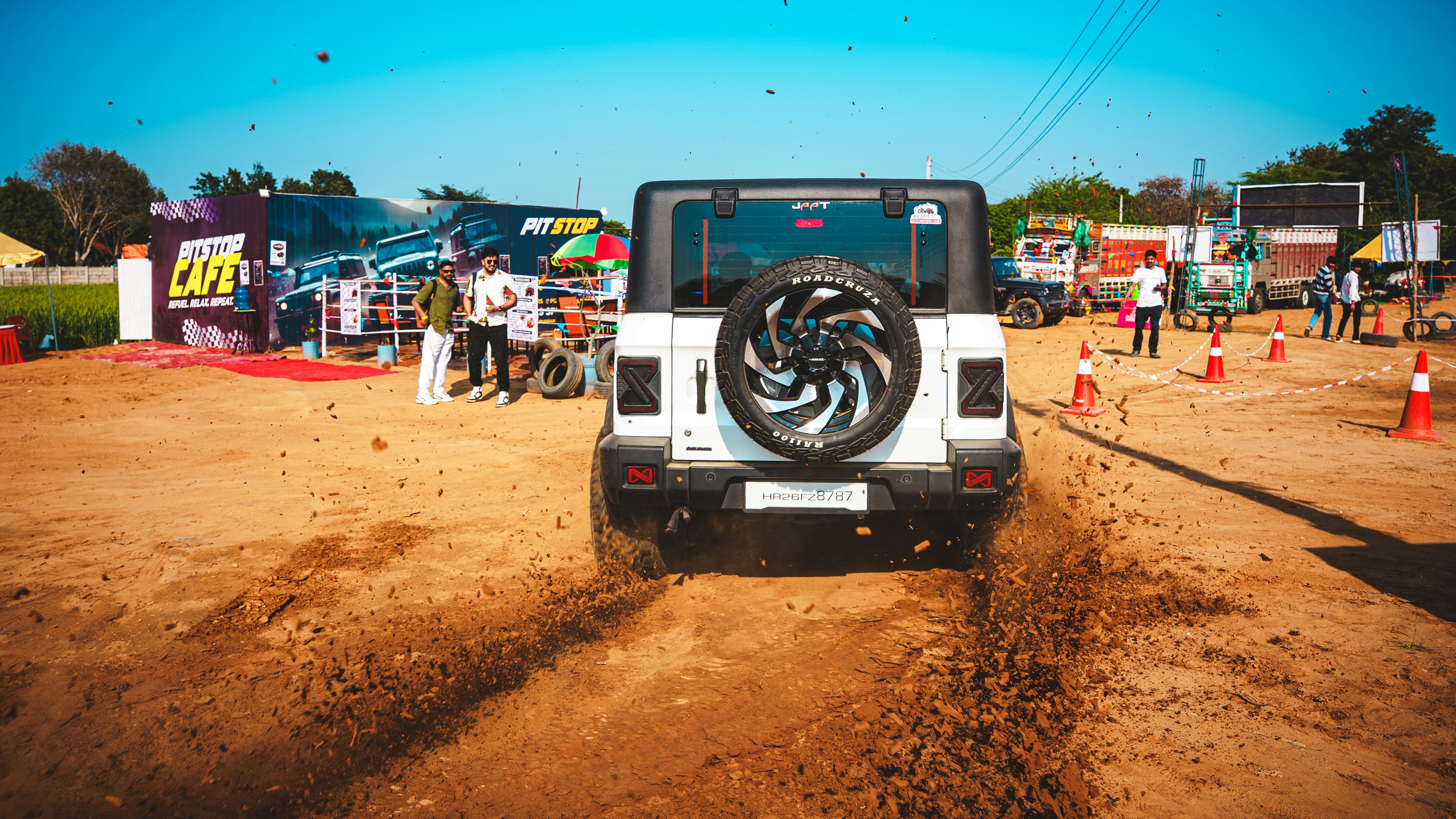 Jeep blanche traversant un terrain boueux