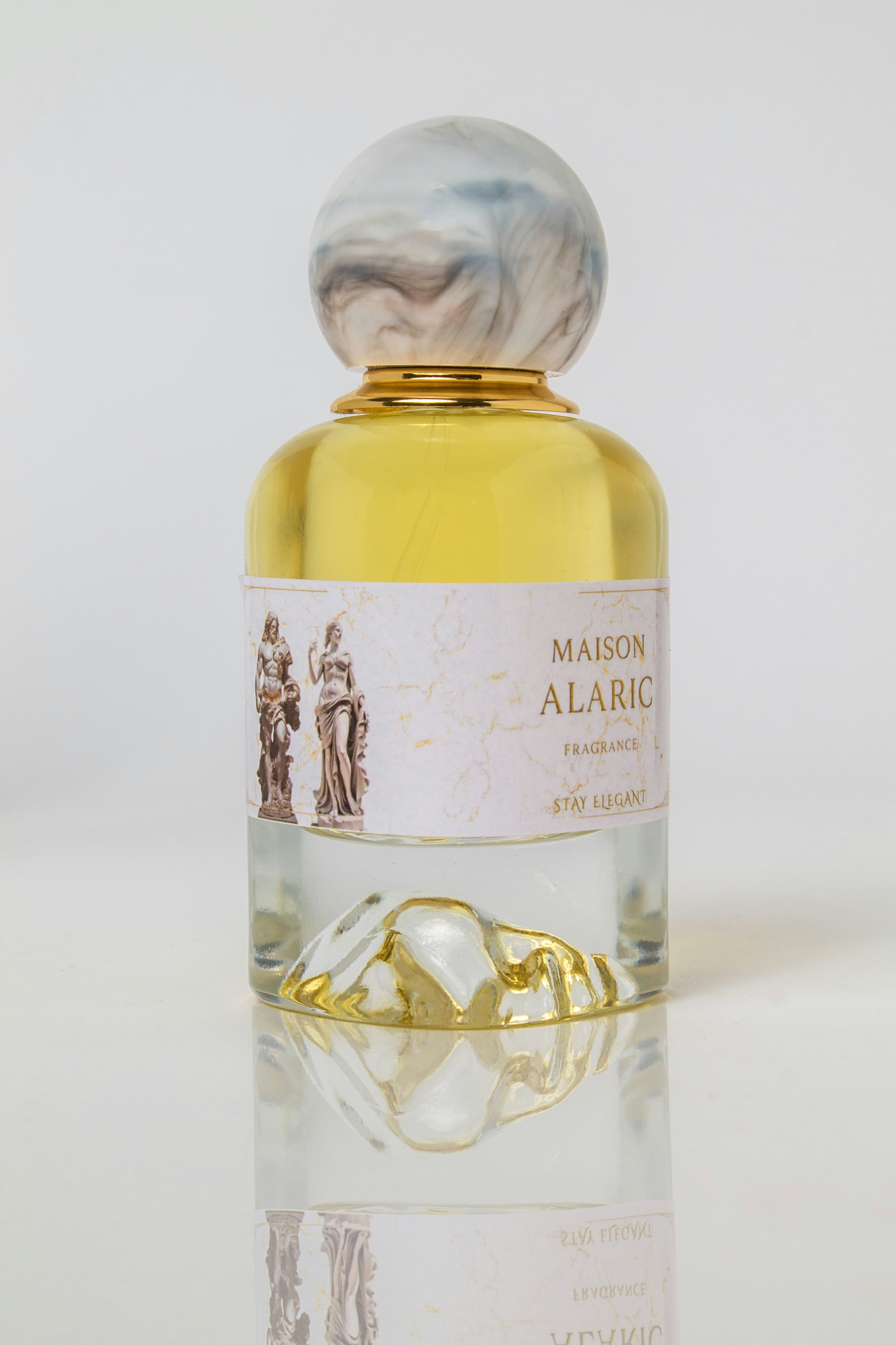 Élégant flacon parfum avec un bouchon et une étiquette ornés.