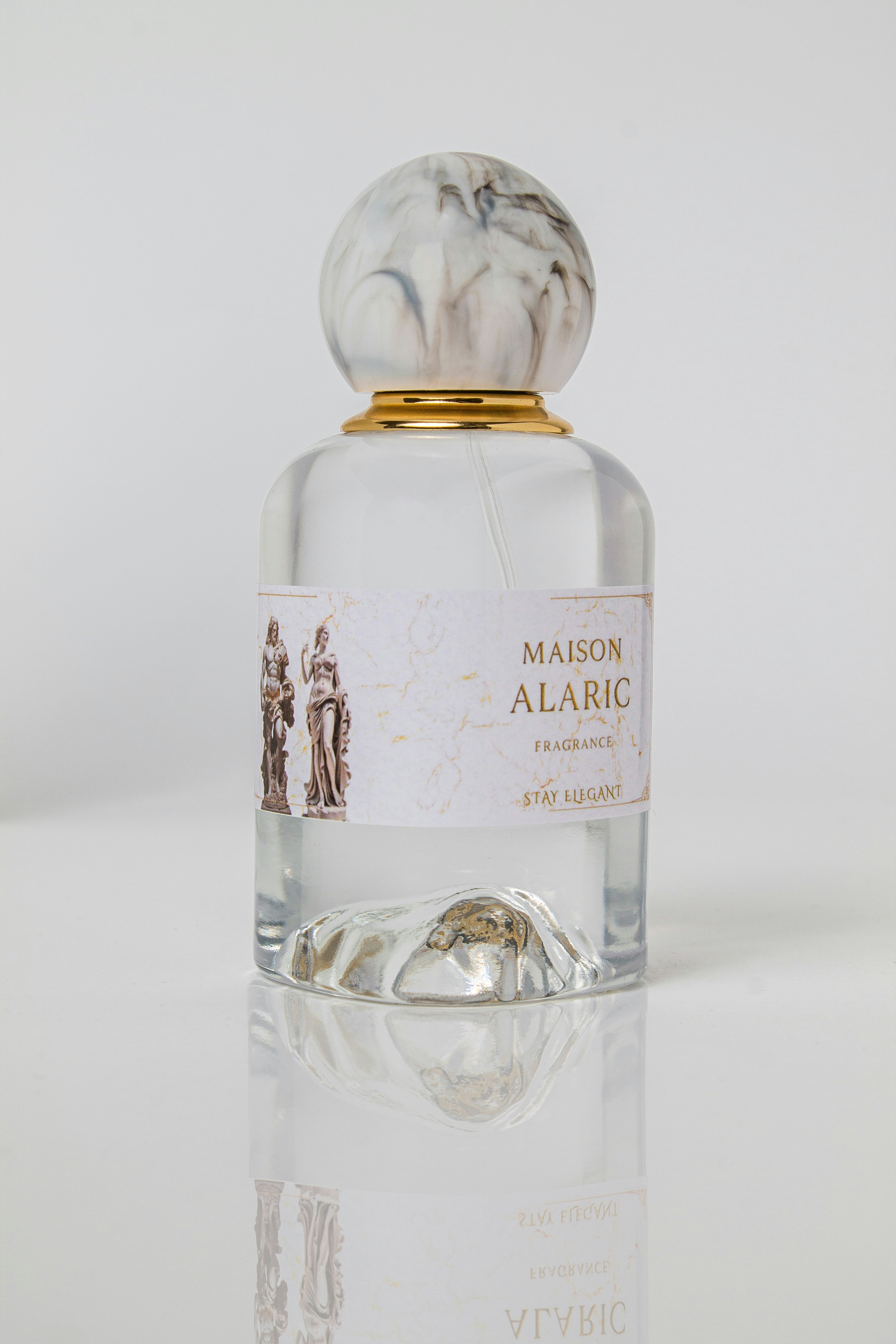 Un flacon de parfum en verre transparent avec un couvercle en marbre