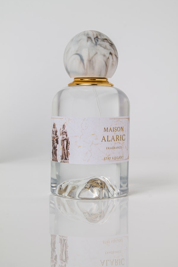 Sticlă de parfum cu capac din marmură