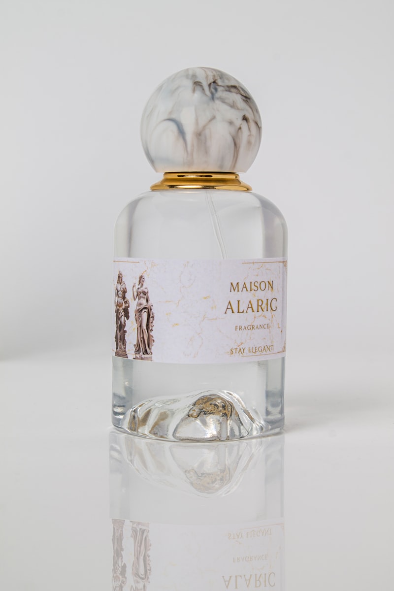 Flacon de parfum lumineux sur une surface claire