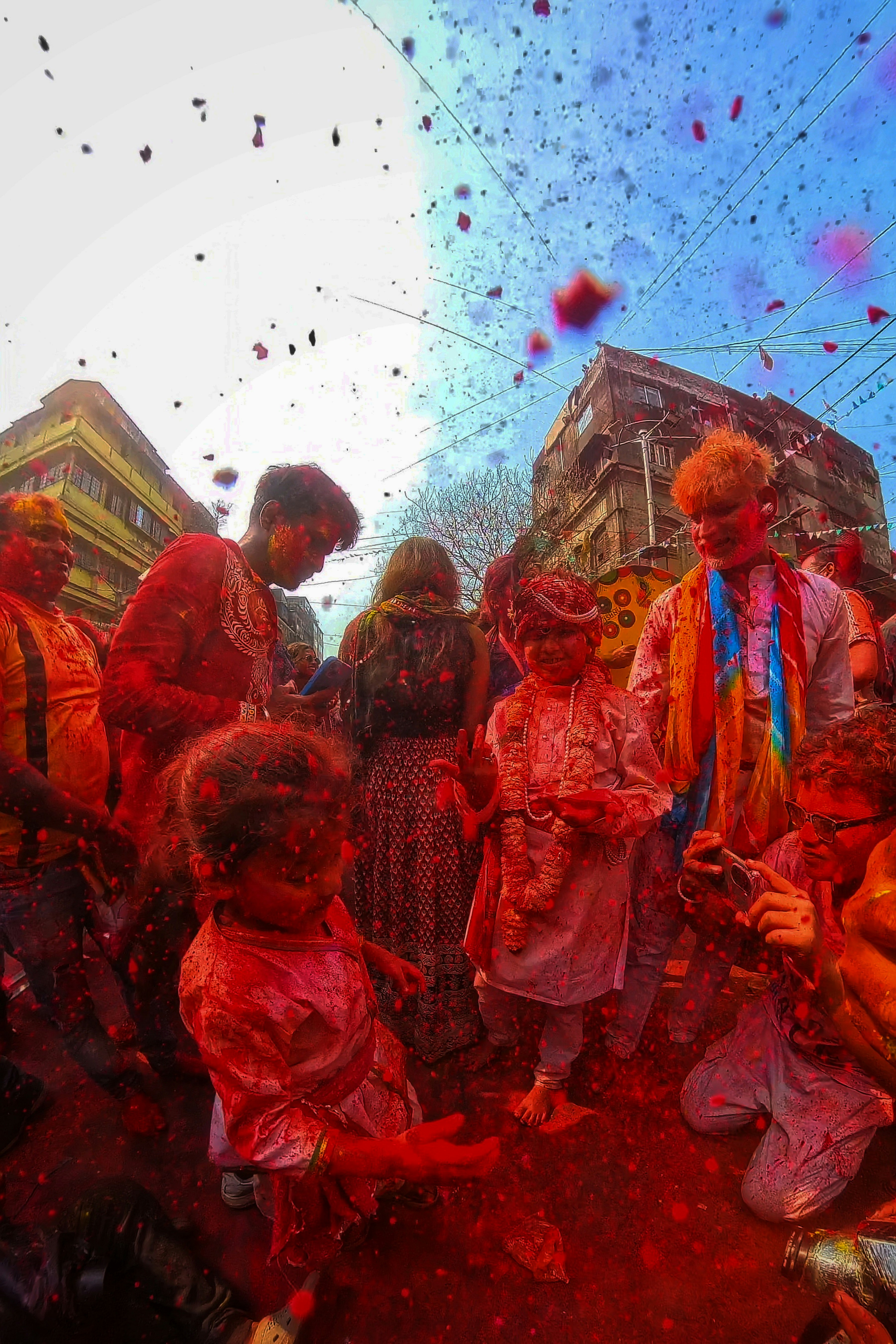 Des gens célébrant la fête du holi avec de la poudre colorée