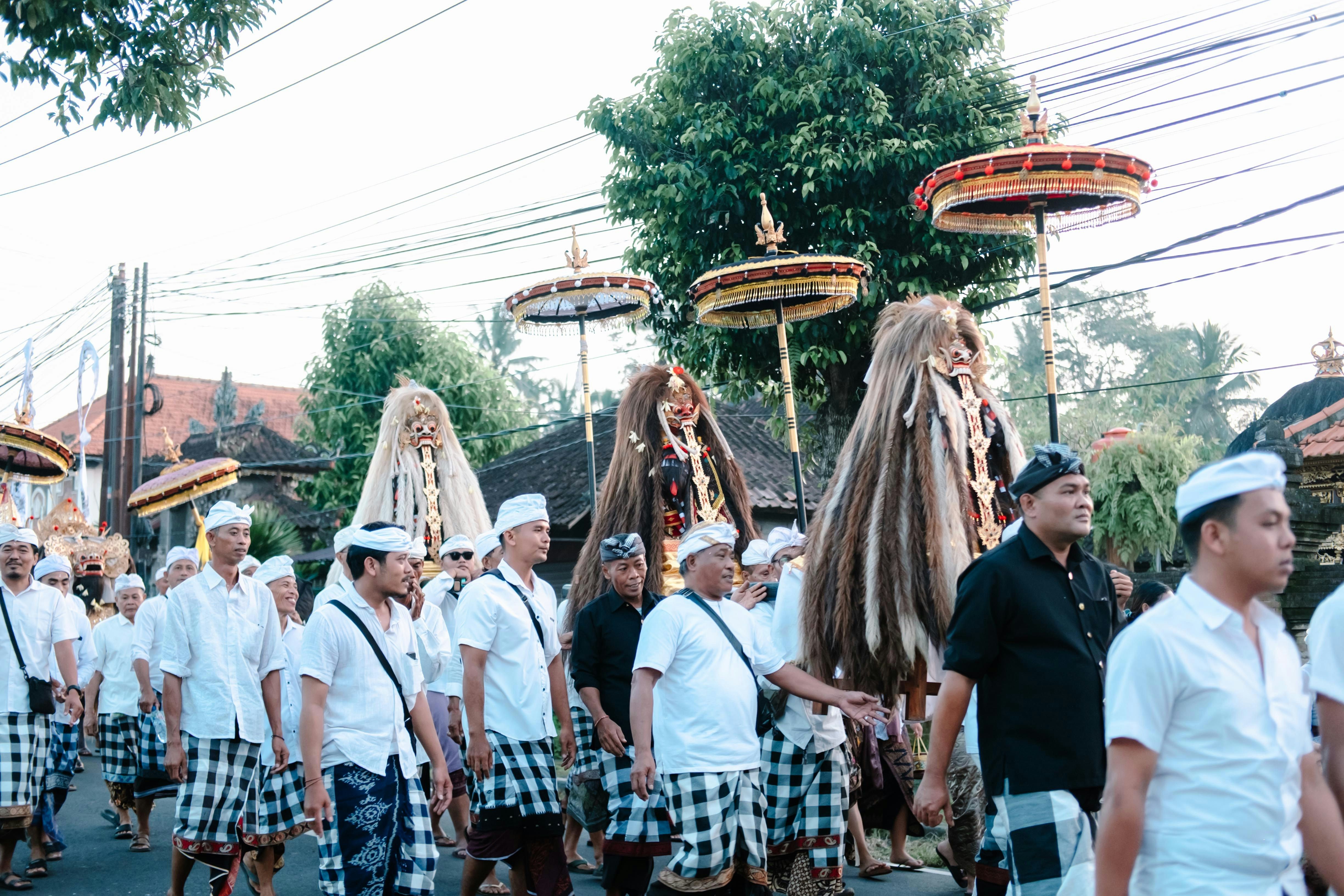 Pria berpakaian tradisional berpartisipasi dalam prosesi