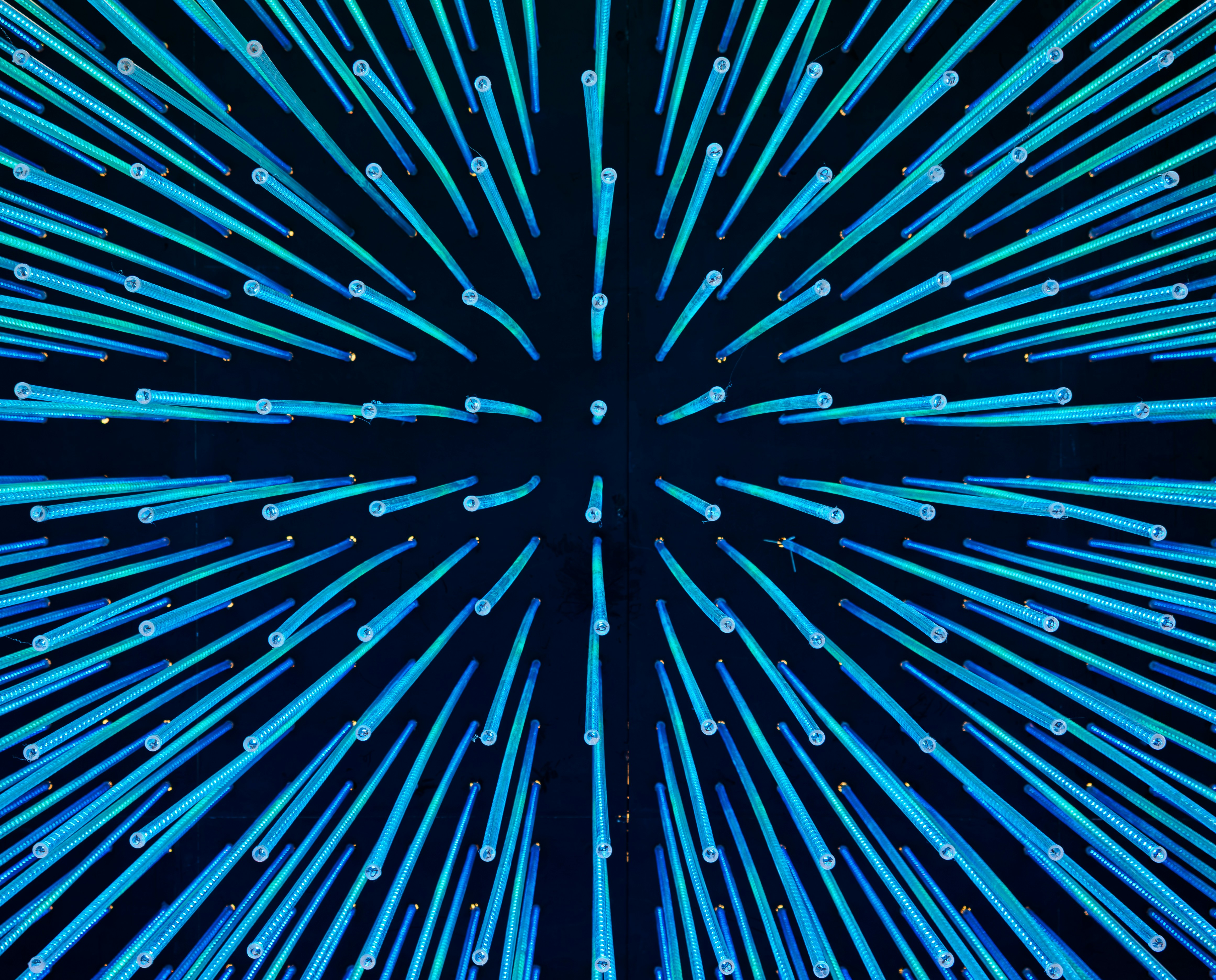 Abstract blue lines radiating from a central point - 相关推荐