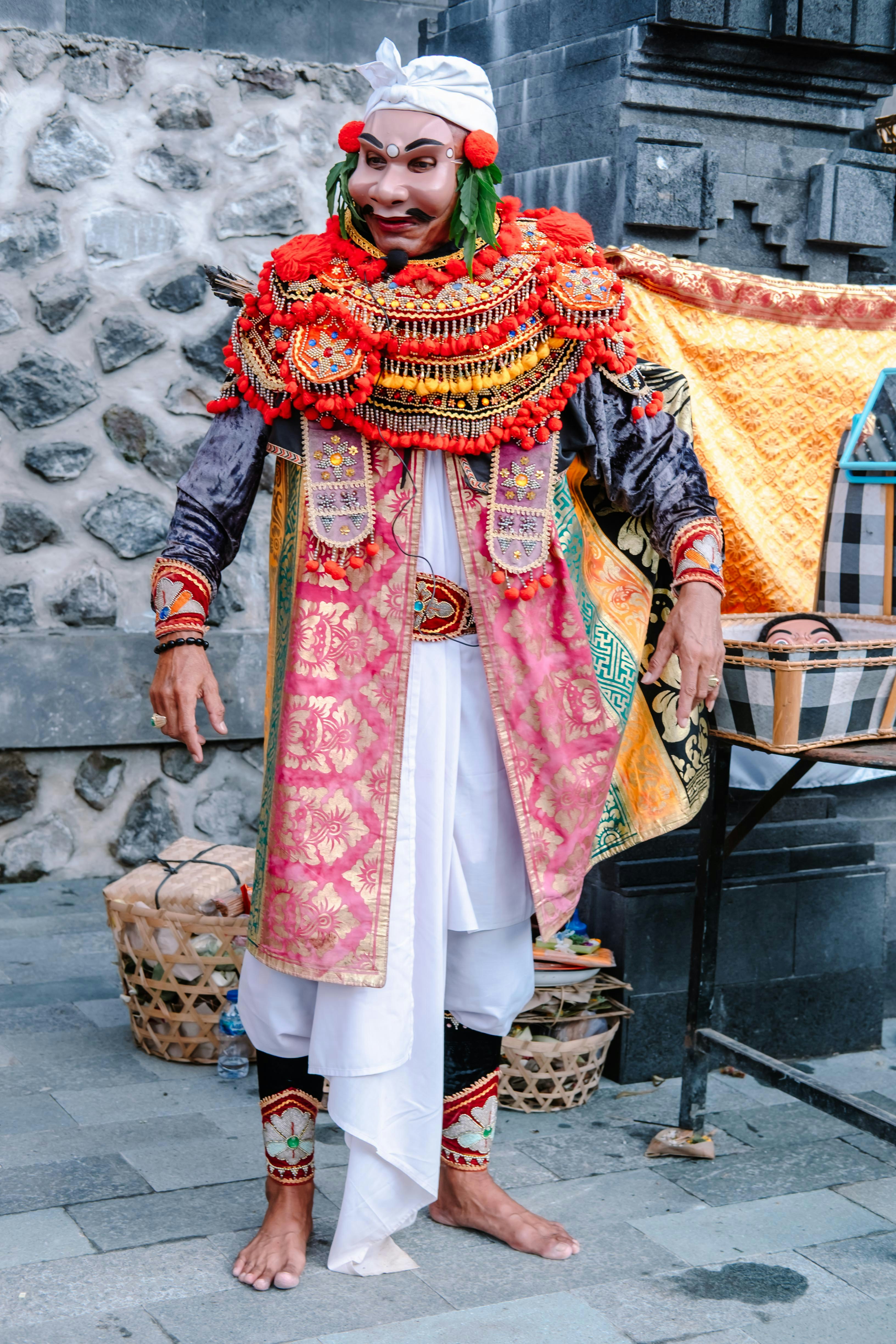 Seorang pemain dengan kostum dan topeng tradisional Bali