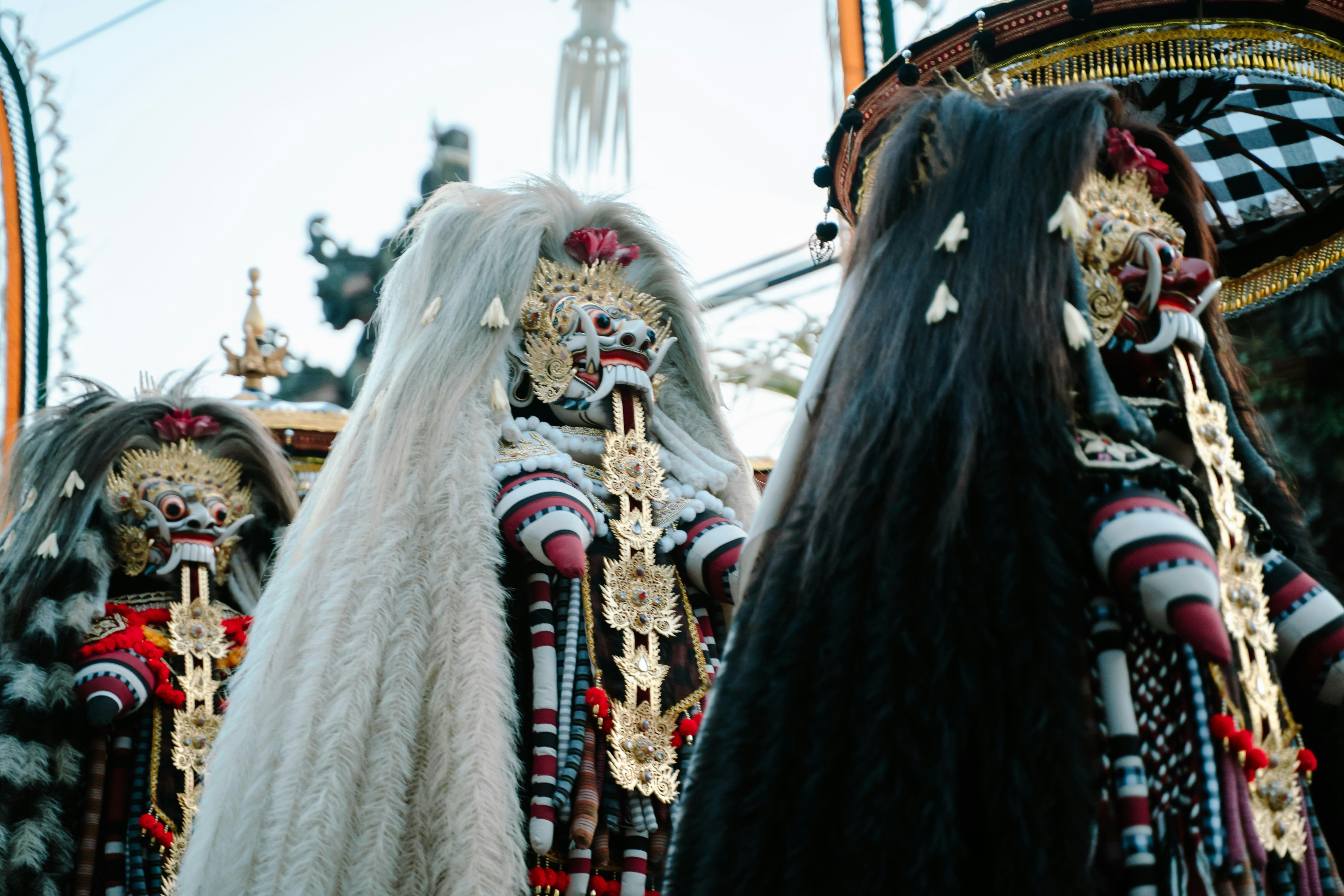 Tre ballerini in elaborati costumi tradizionali e maschere.