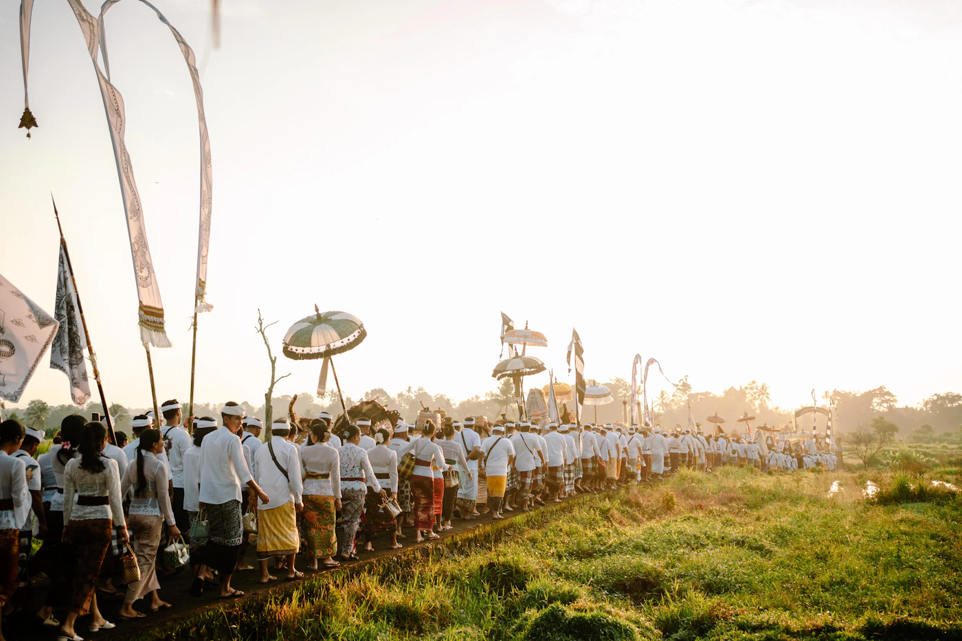 Sunrise wedding ceremony timing and photography tips — A couple exchanges vows as the sun rises behind them.