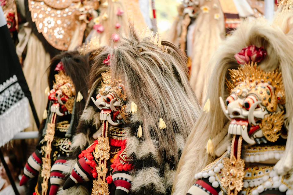 Topeng barong Bali dengan hiasan kepala yang rumit
