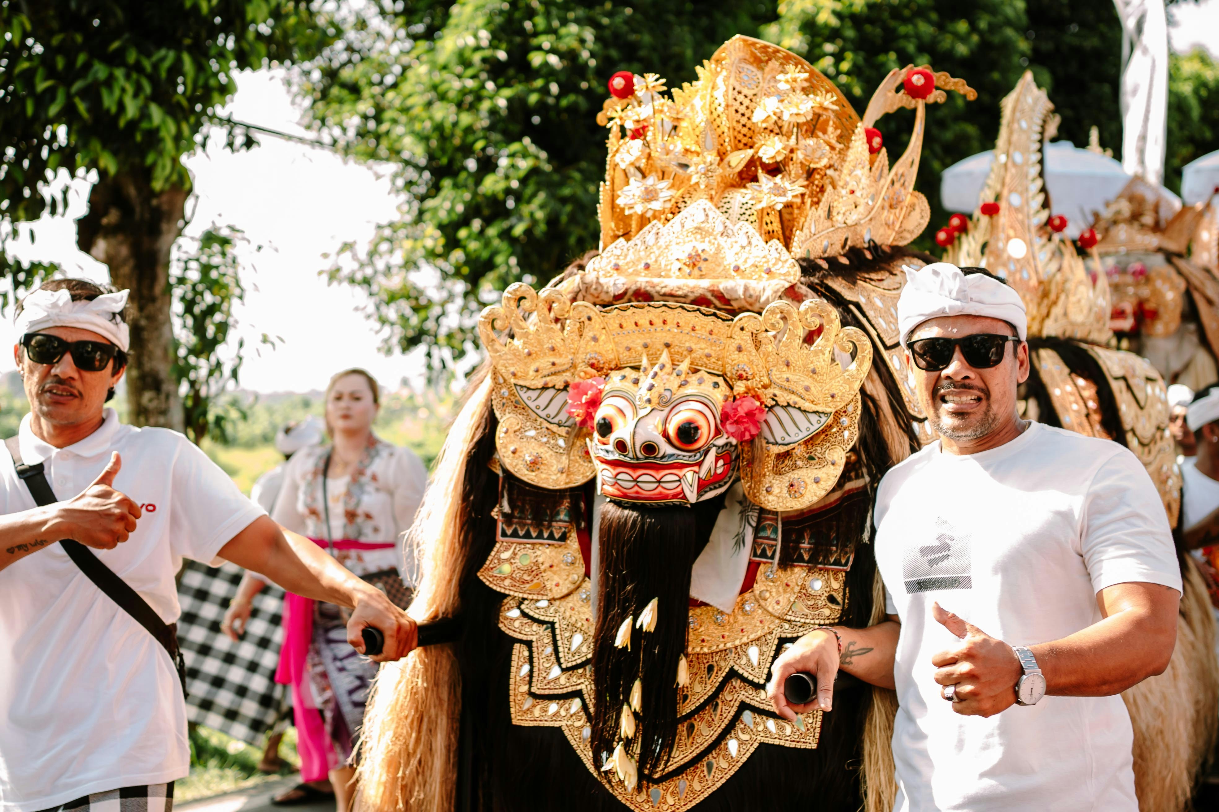 Orang-orang berkostum tradisional selama festival