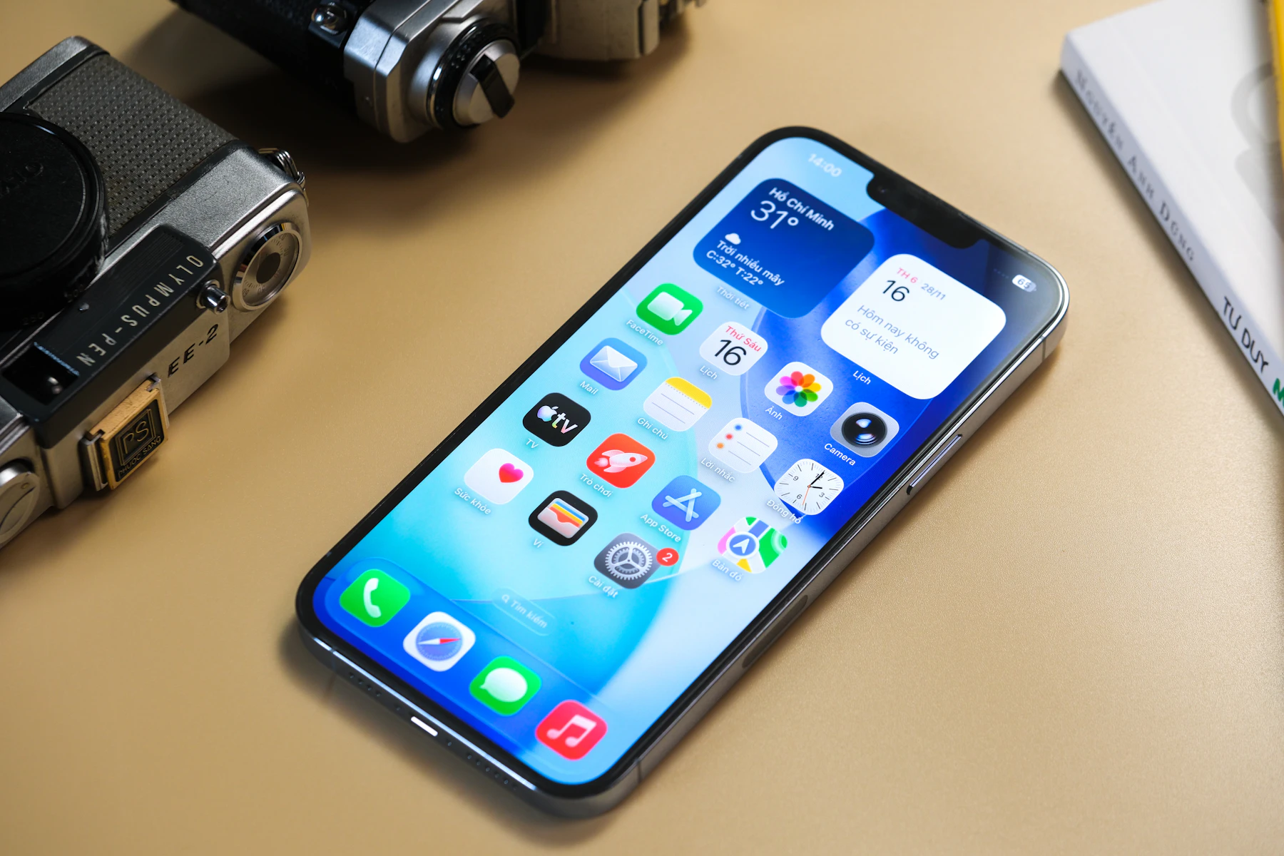 Uygulama ikonları görünen modern akıllı telefon