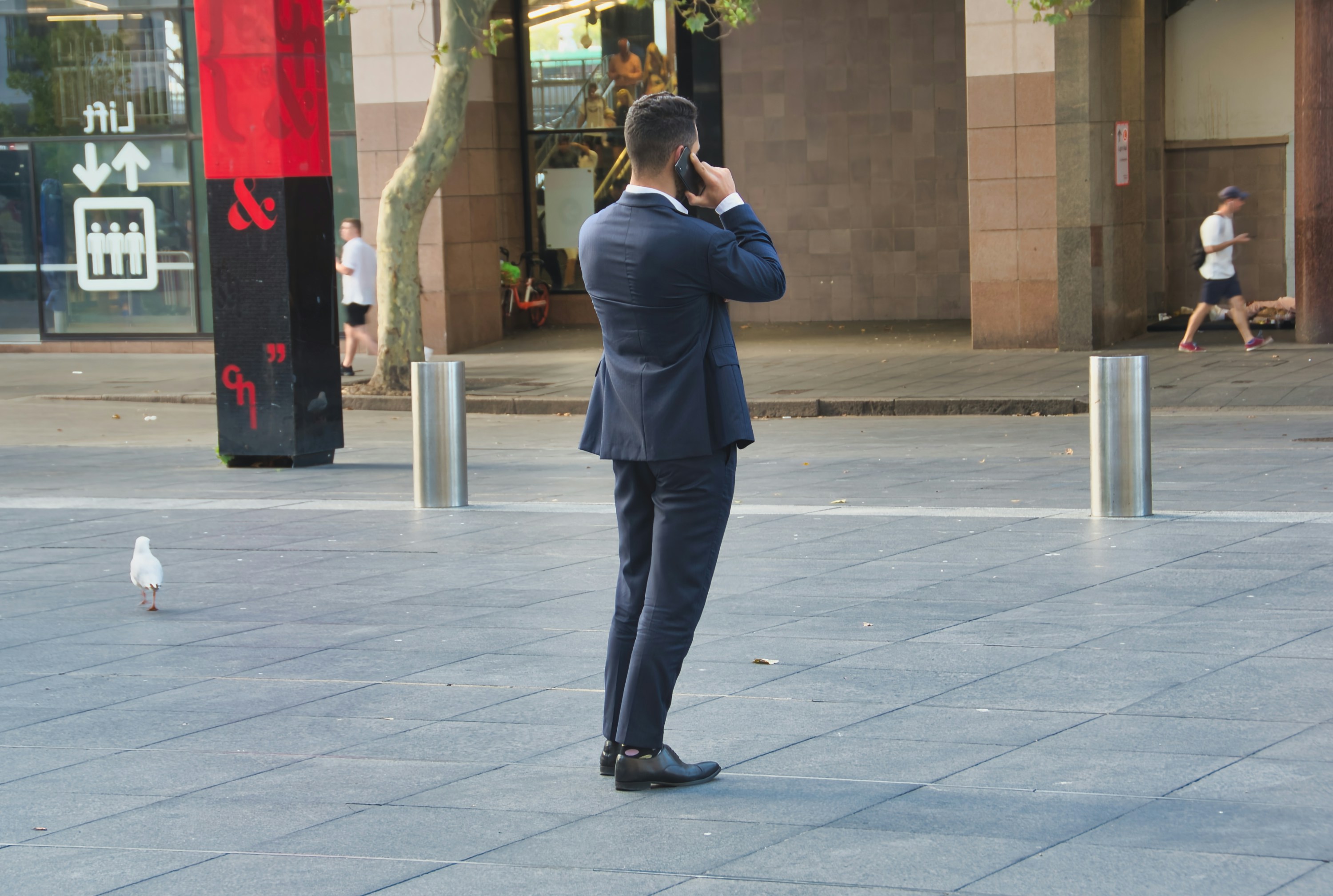 Analityk przeglądający wykresy finansowe na dużym ekranie