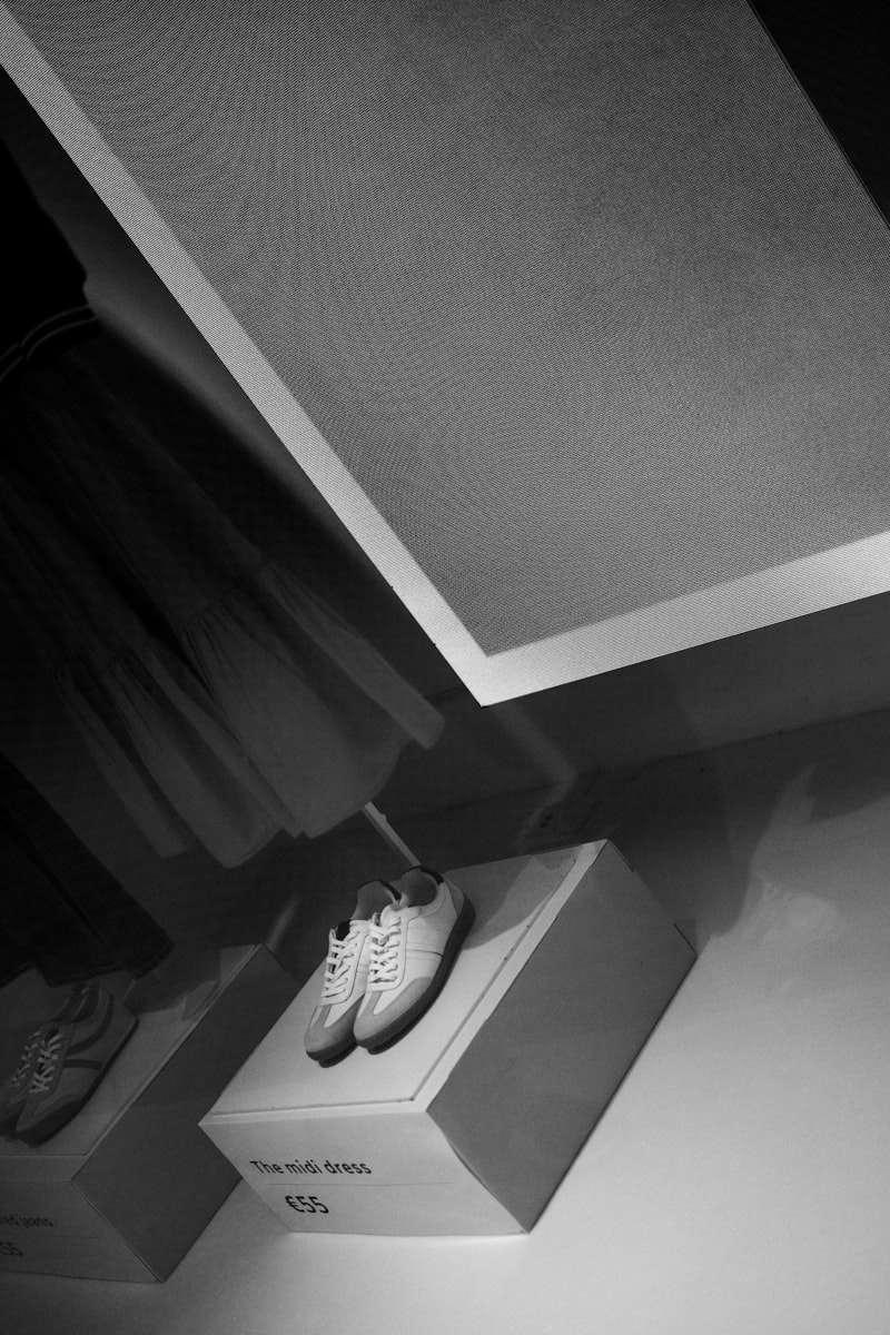 Schuhpräsentation auf weißen Podesten