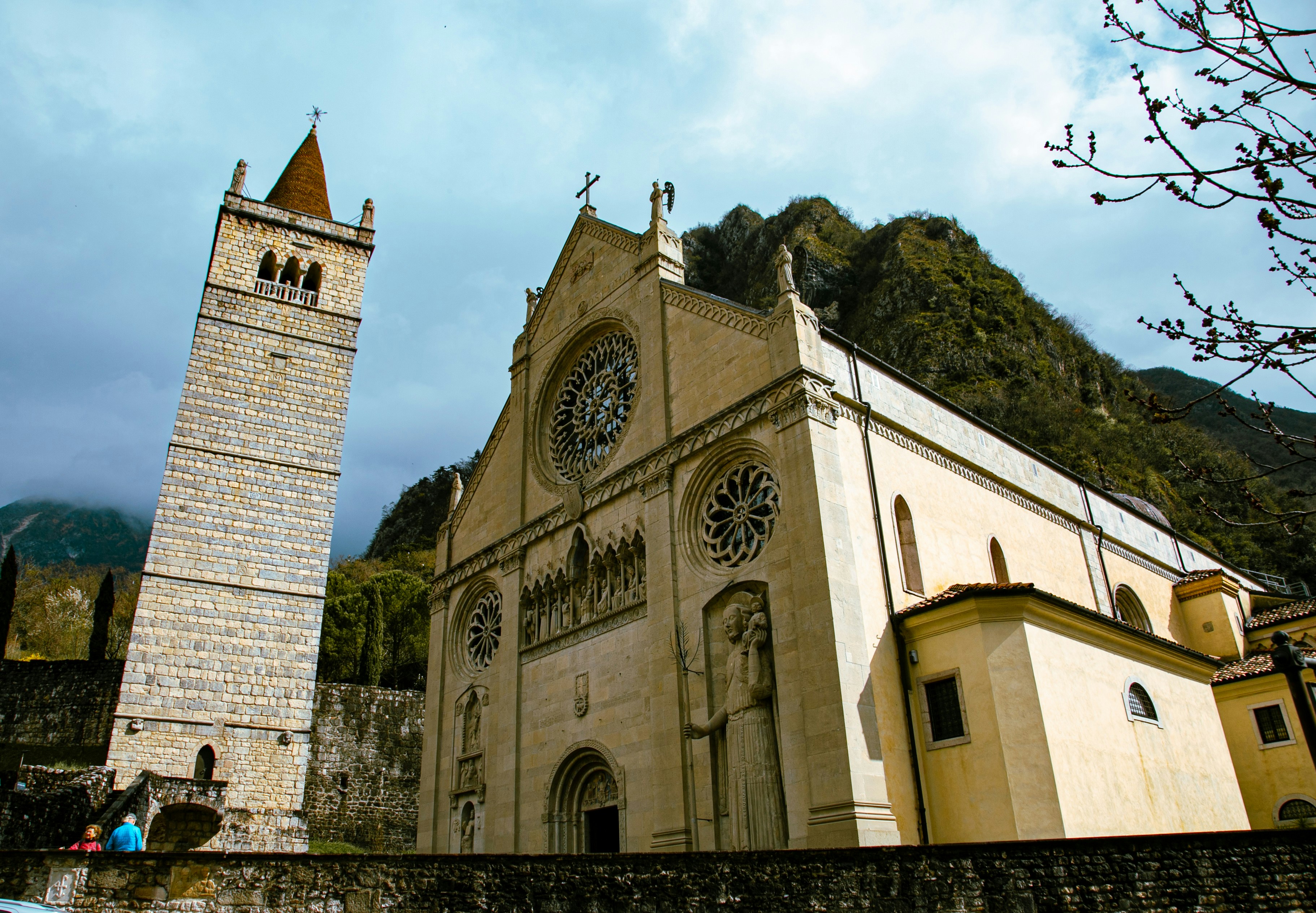 Eine große Steinkirche mit einem hohen Glockenturm.