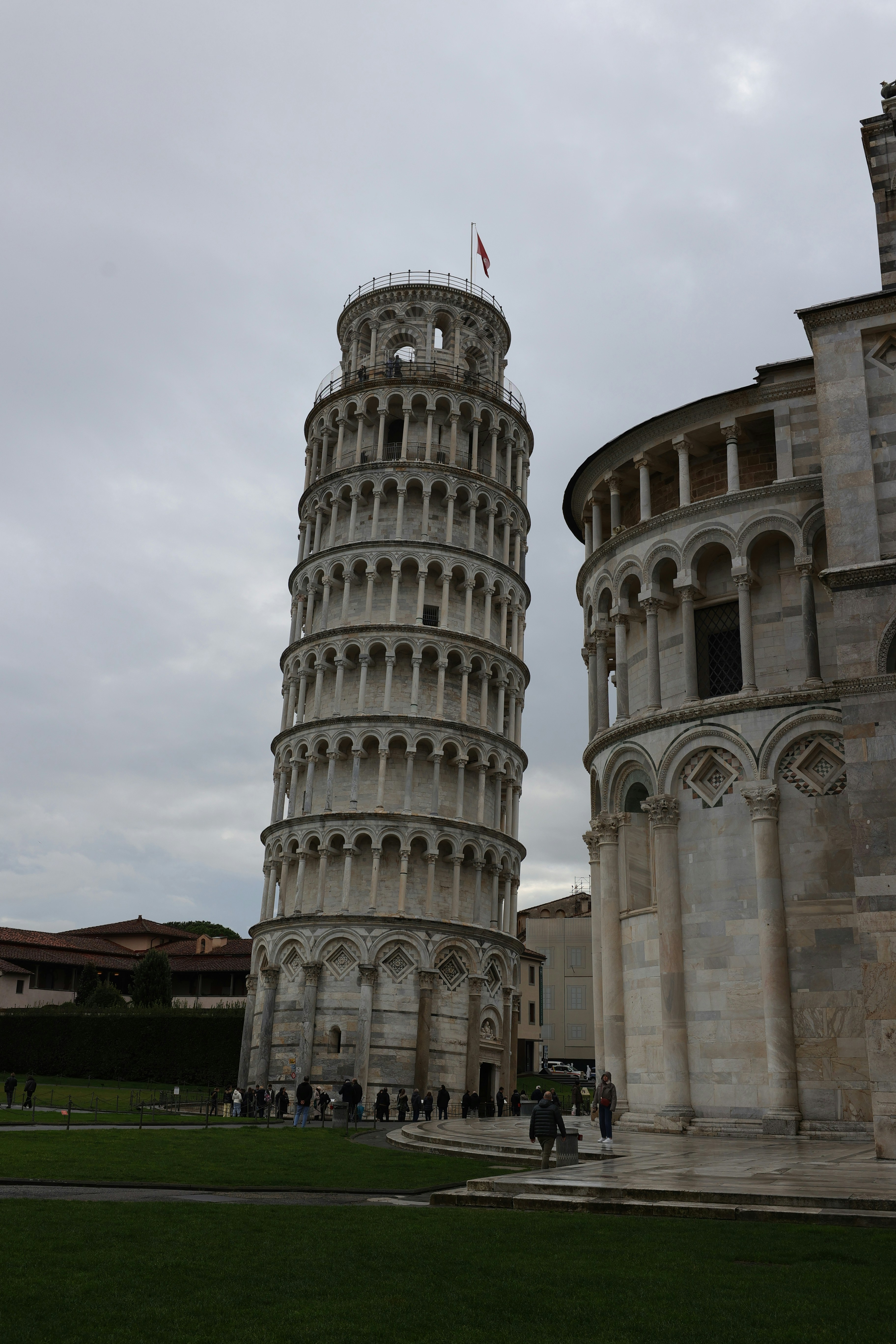 The leaning tower of pisa under a cloudy sky