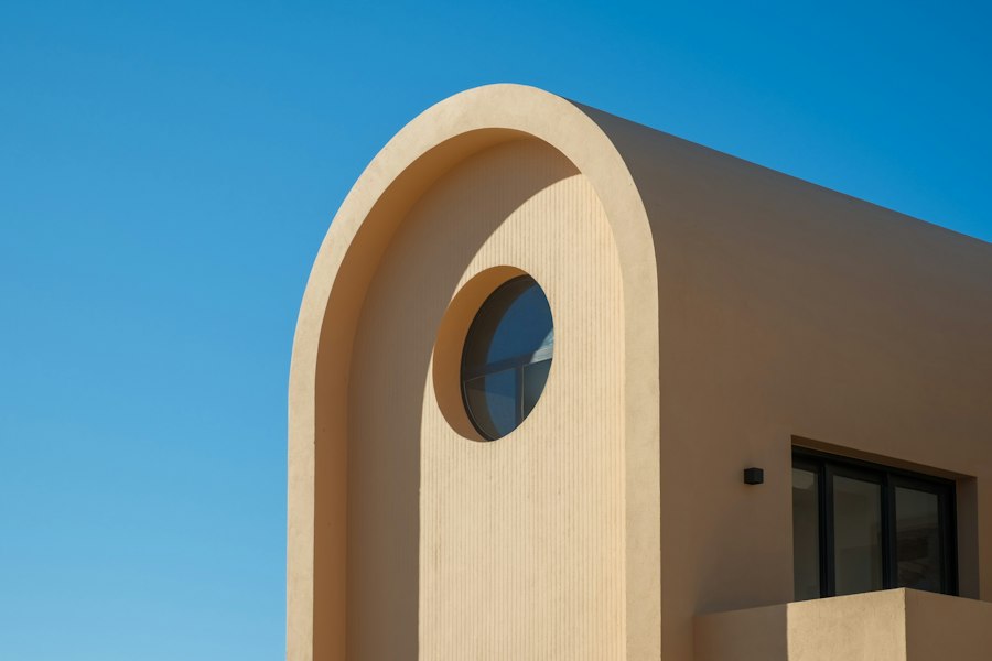 Moderne, glatt verputzte Fassade in Sandton mit gerundetem Erker und rundem Fenster