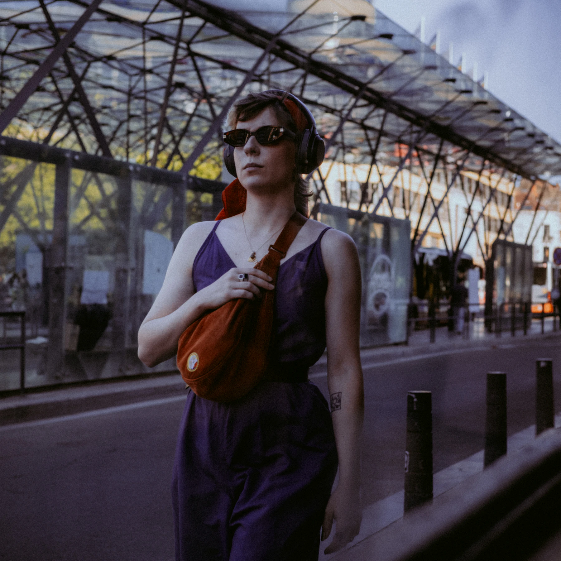 Personne portant un casque audio pendant une promenade urbaine
