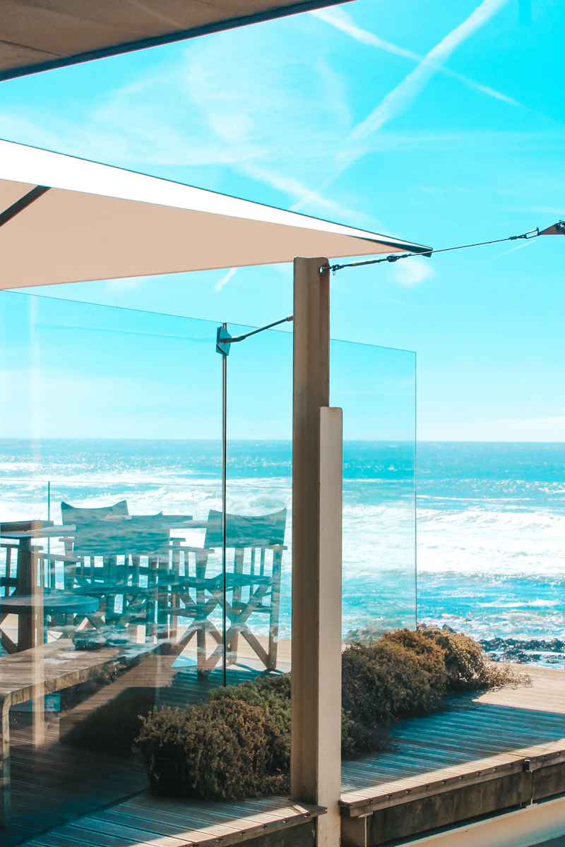 Terraço com área de estar e vista para o mar