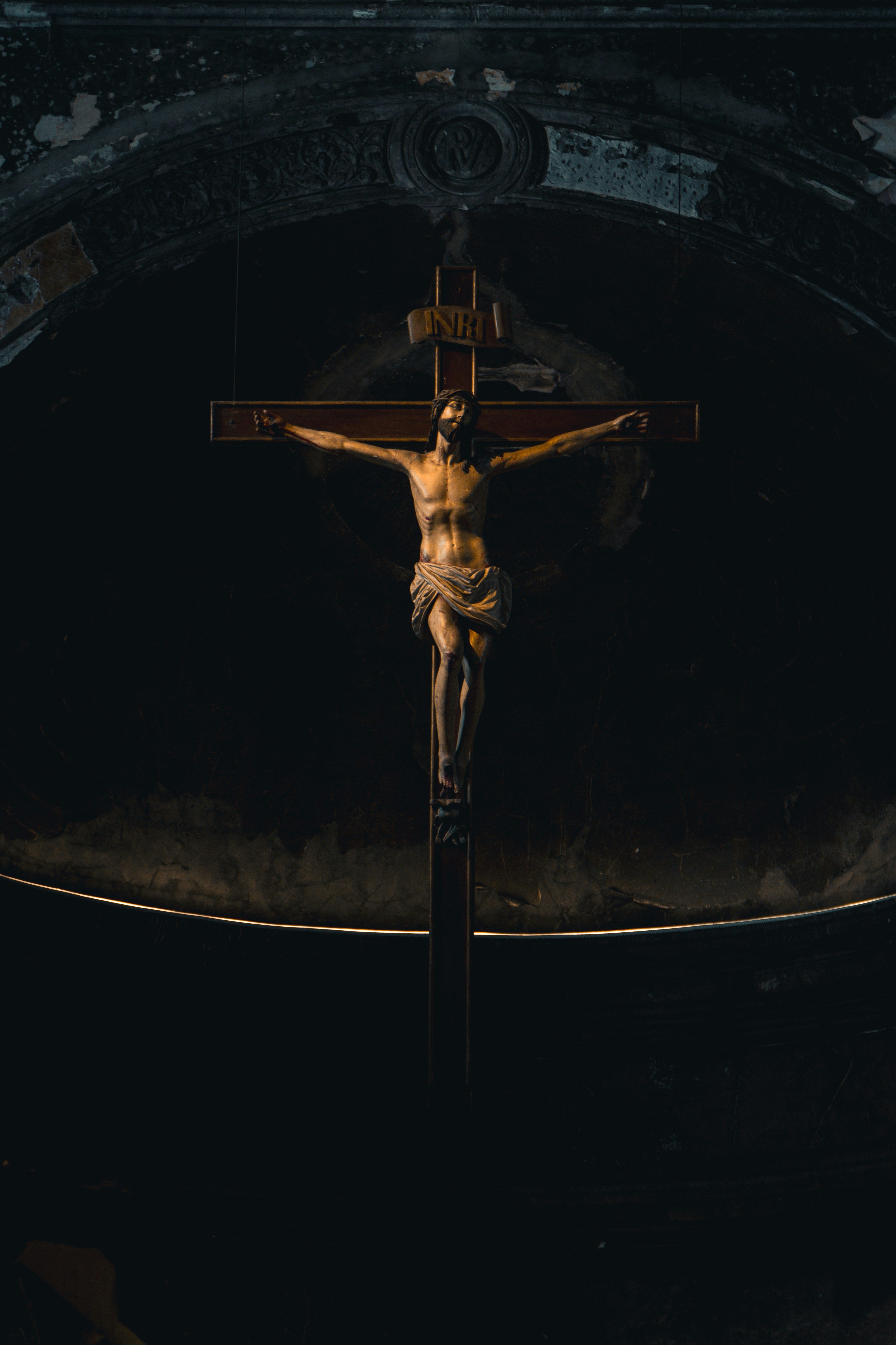 A statue of jesus christ on a cross.