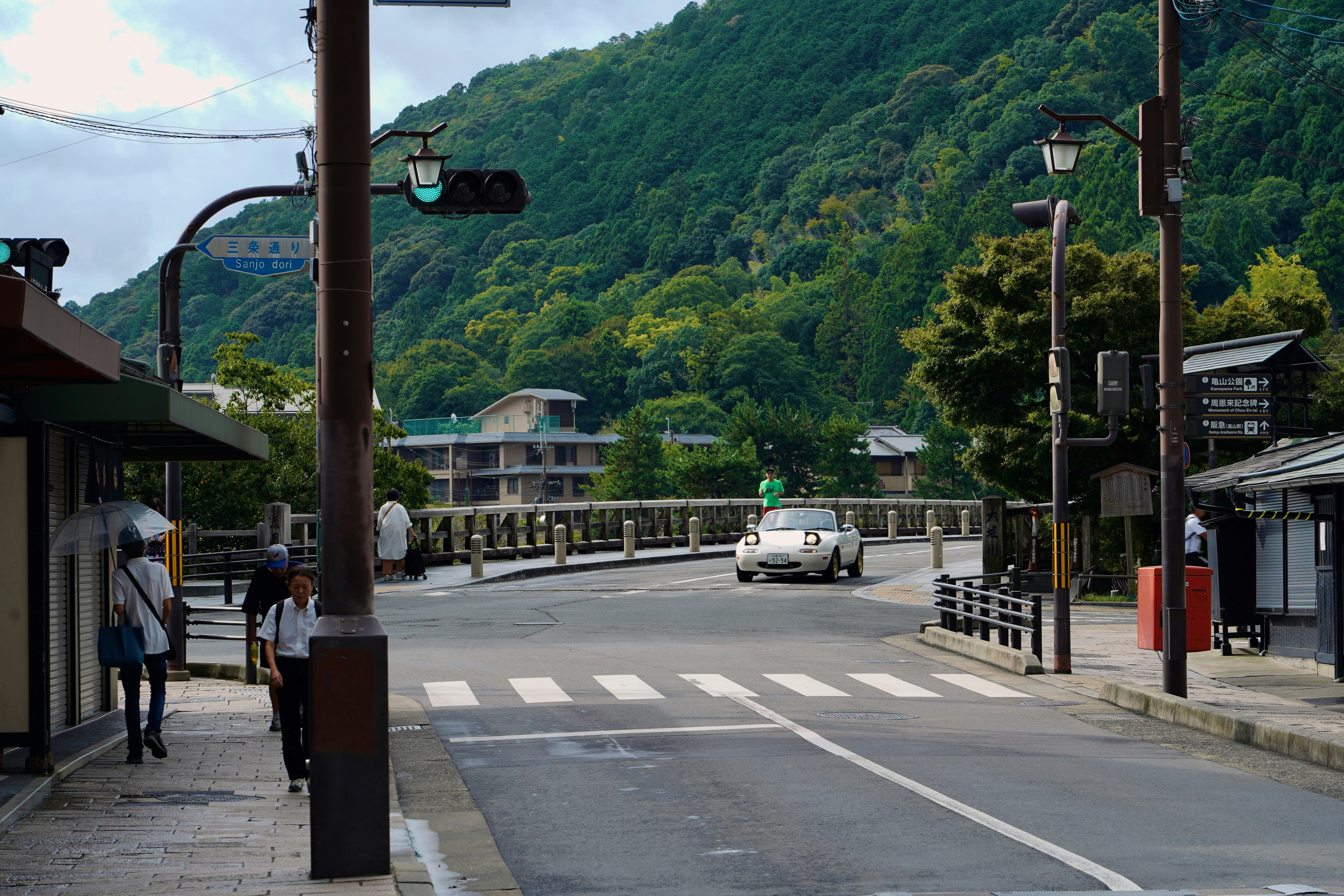 Un coche cruza una calle con un paso peatonal.