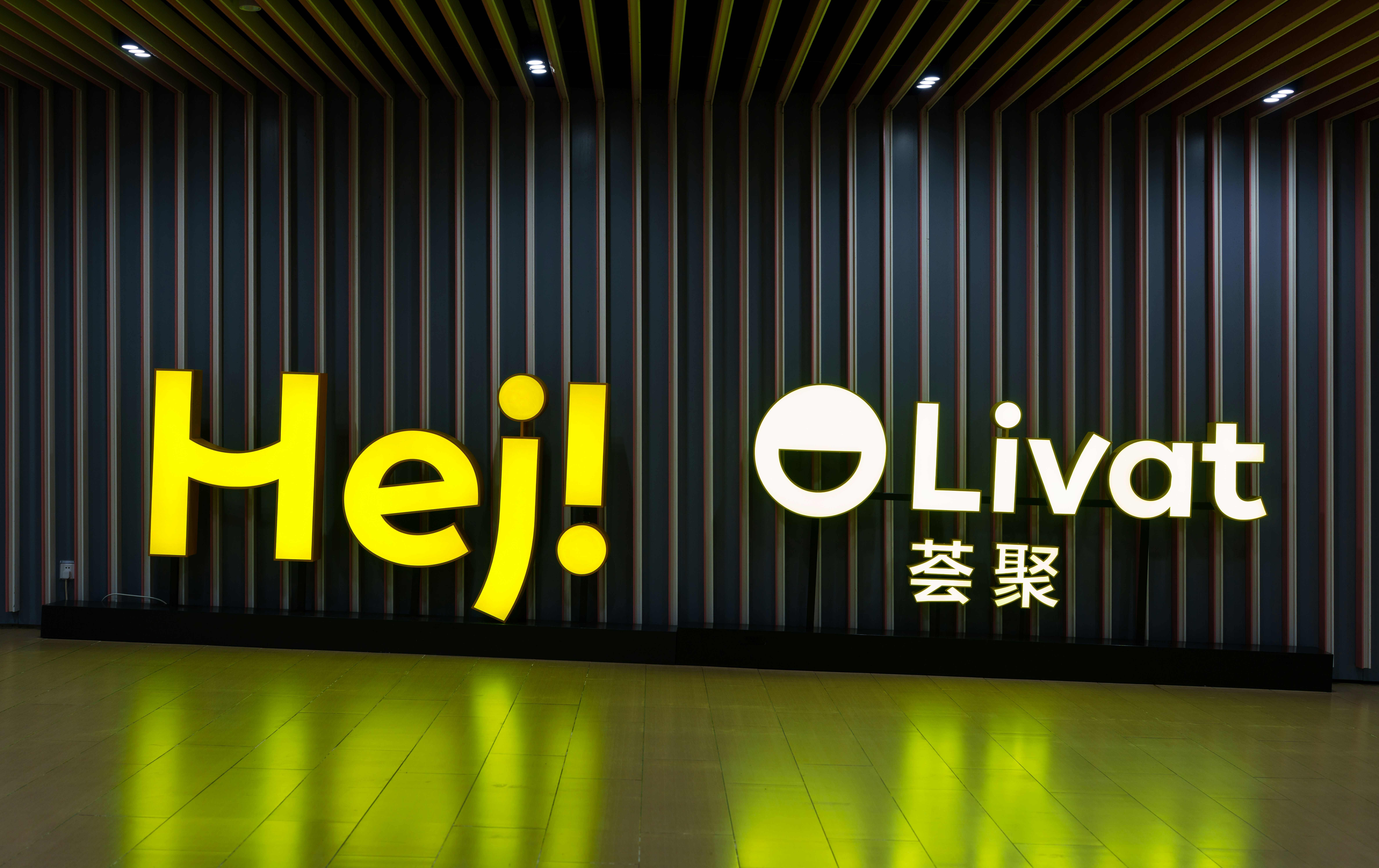 ¡Je! Logotipo de Livat con caracteres chinos abajo