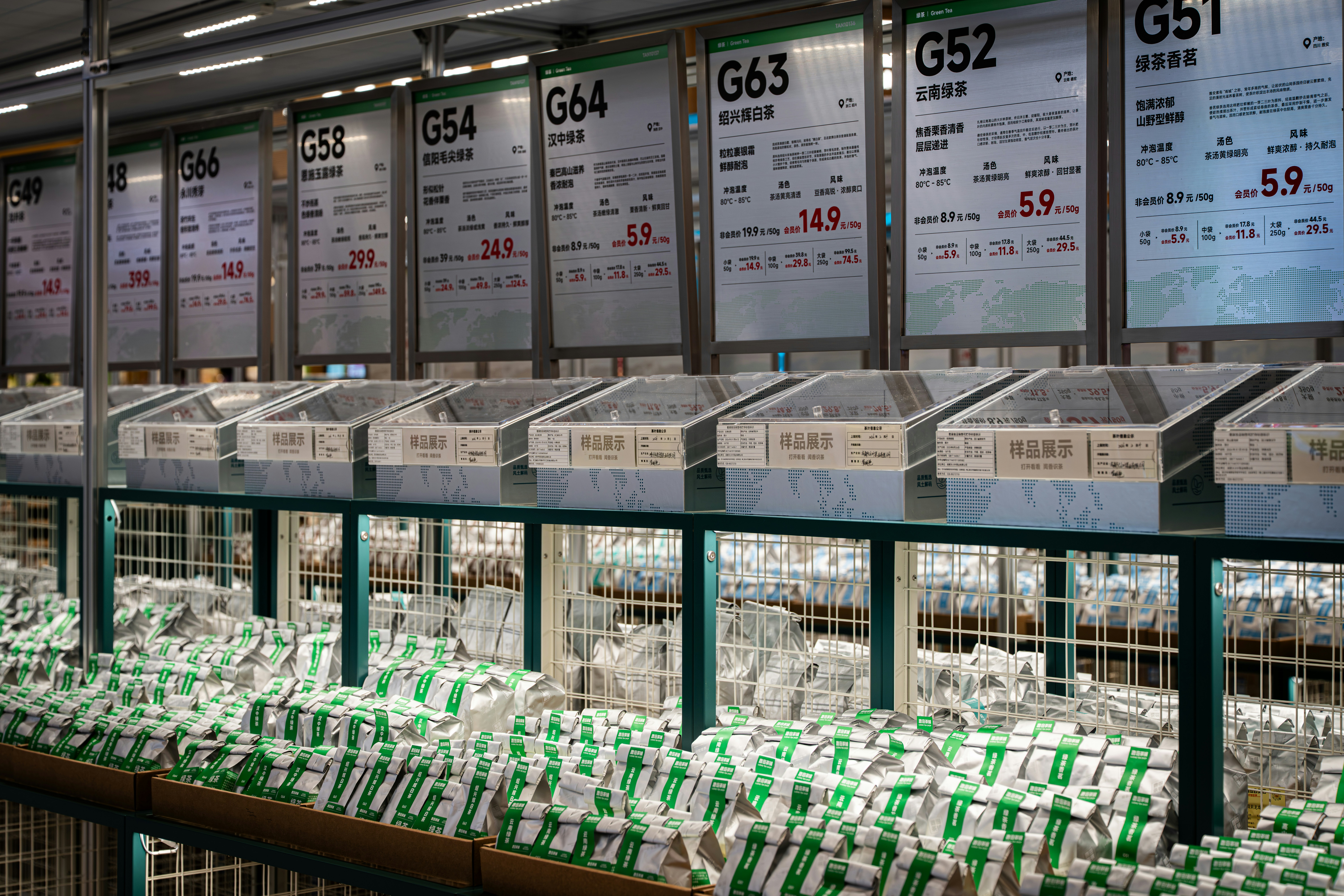 Estanterías de productos frescos con carteles en un mercado