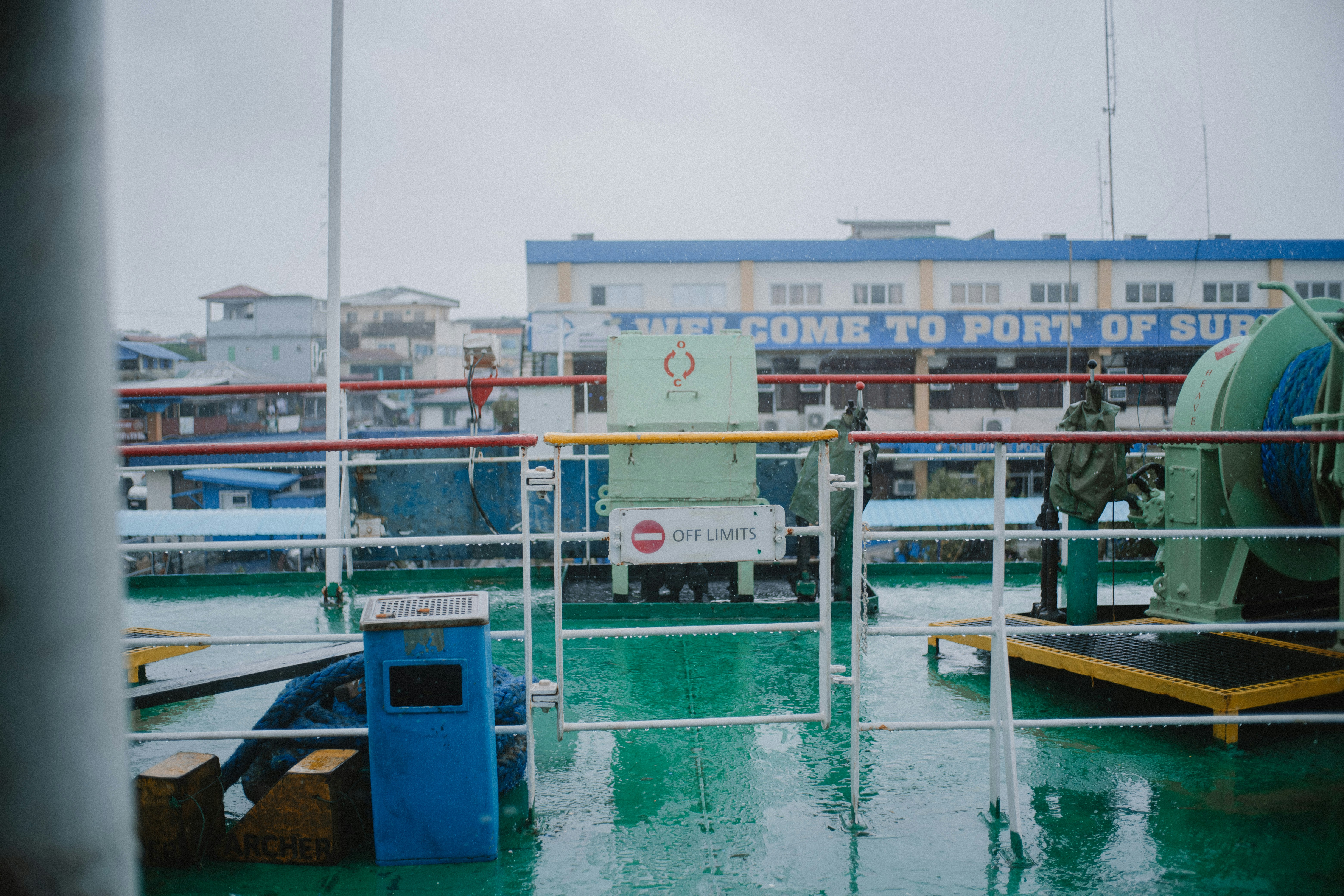 Bienvenidos al edificio del Puerto de Sur junto al agua