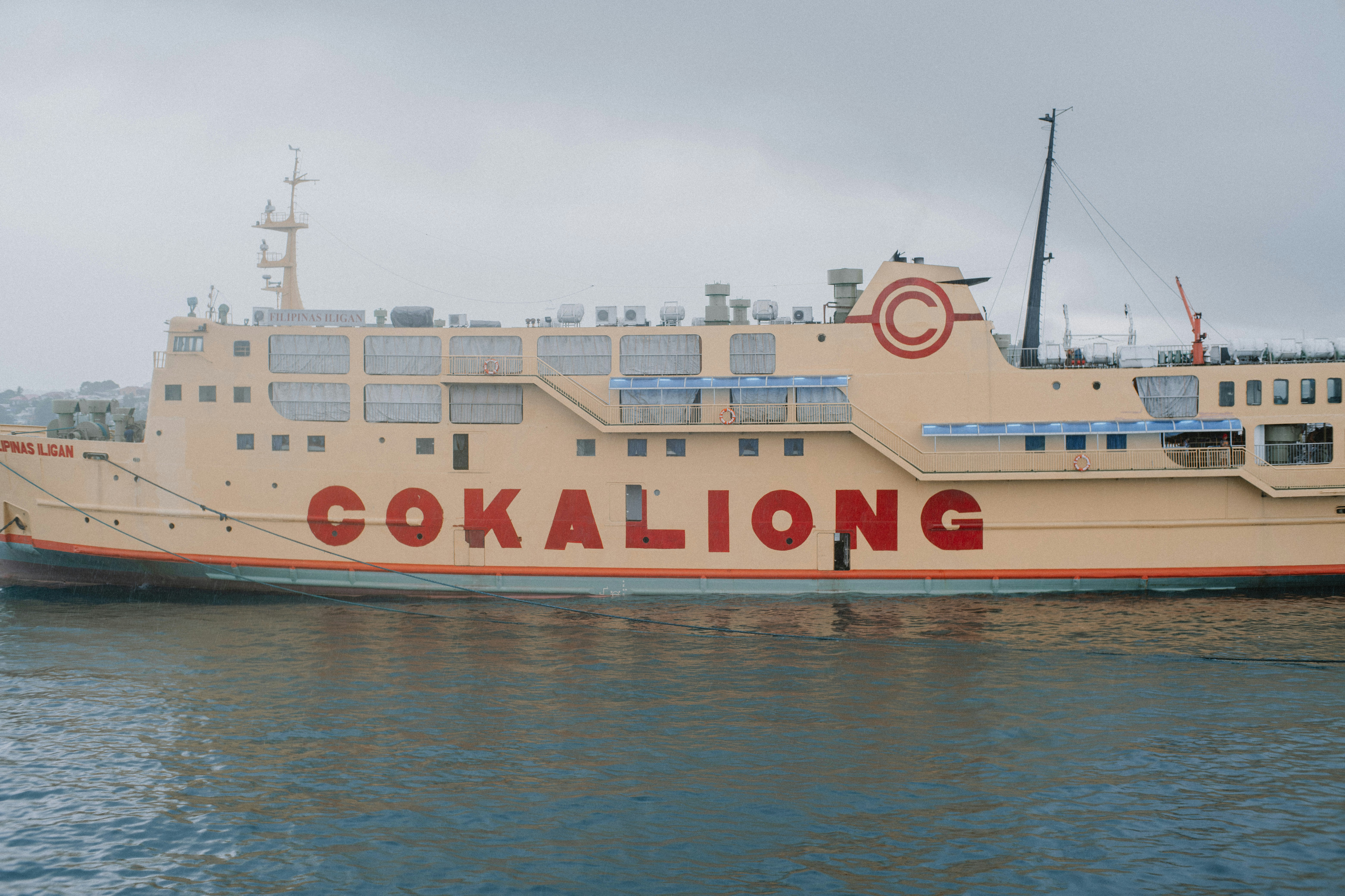 Un gran ferry de pasajeros llamado cokaliion navega sobre el agua.